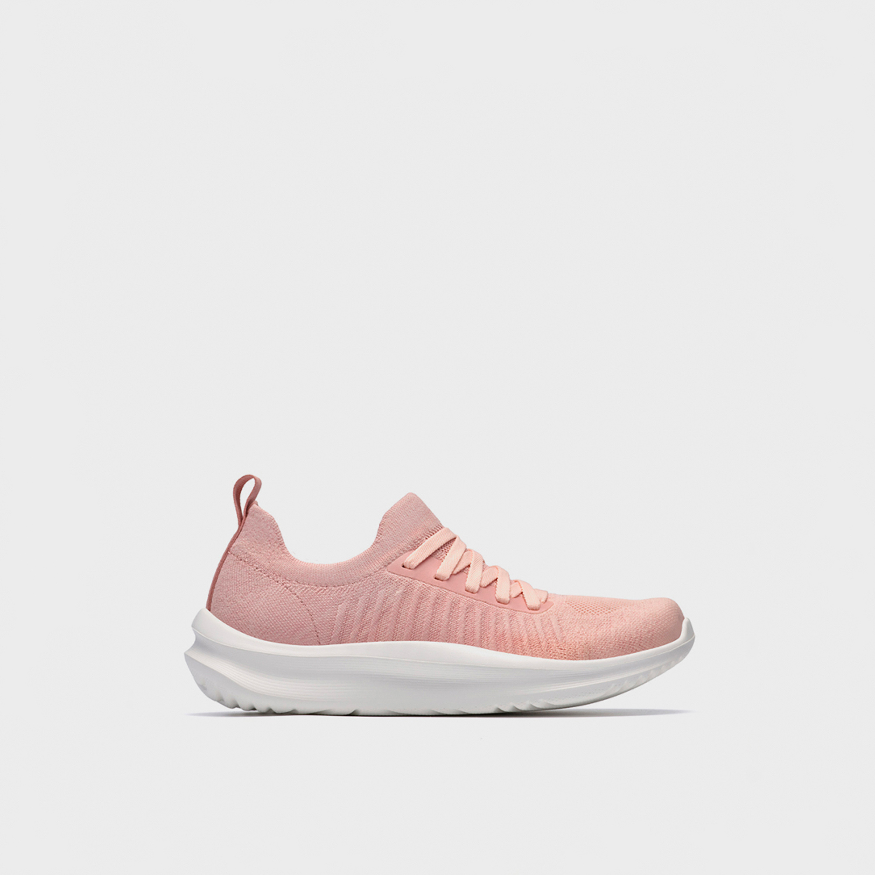 حذاء رياضي نسائي برباط من كلاركس، موديل Solevana، بكعب إسفين متوسط ​​الارتفاع | 26187095-women-shoes-sneakers-image-2