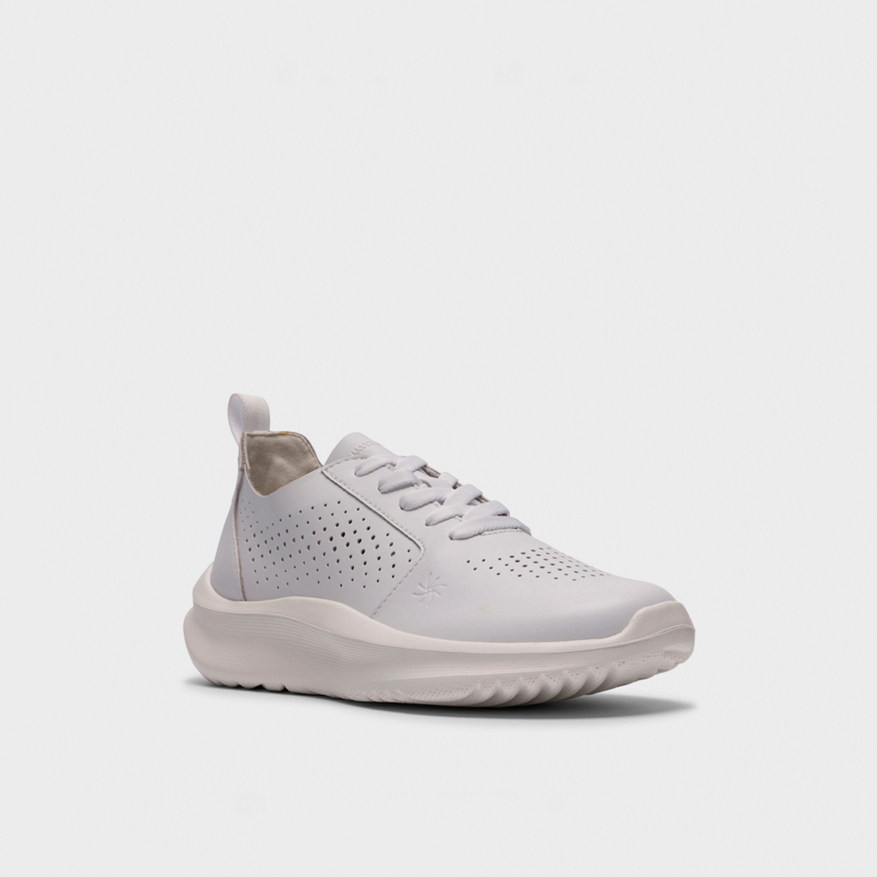 كلاركس - حذاء رياضي جلد نسائي برباط كاحل منخفض | 26187099-women-shoes-sneakers-image-1