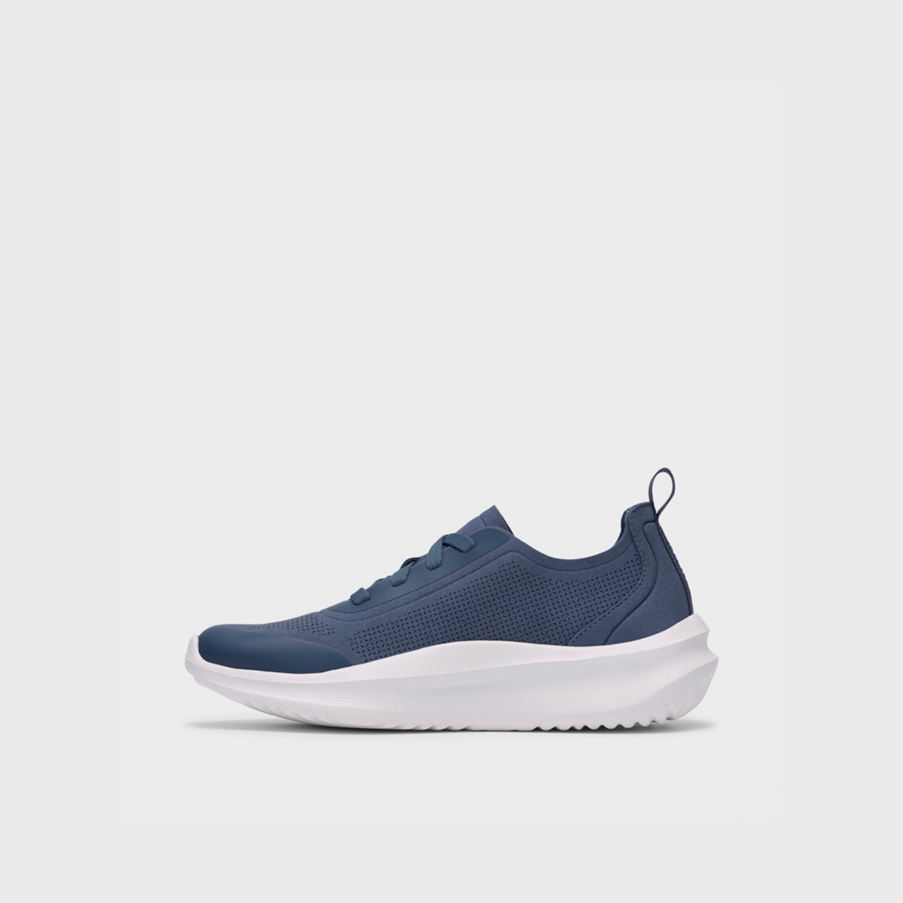 كلاركس - حذاء رياضي نسائي شبكي برباط كاحل منخفض | 26188665-women-shoes-sneakers-image-2