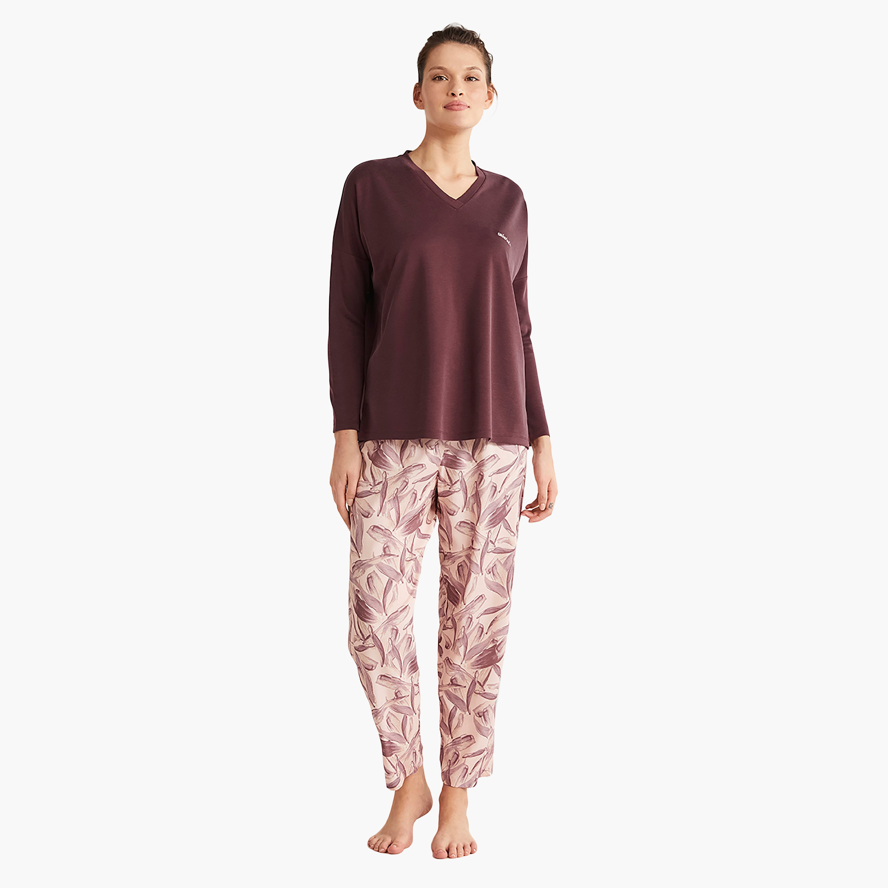 طقم بيجامة مع تي شيرت بفتحة رقبة V وقميص بيجامة نسائي من كاثرينز-women-clothing-nightwear-pyjamas-longsets-image-1