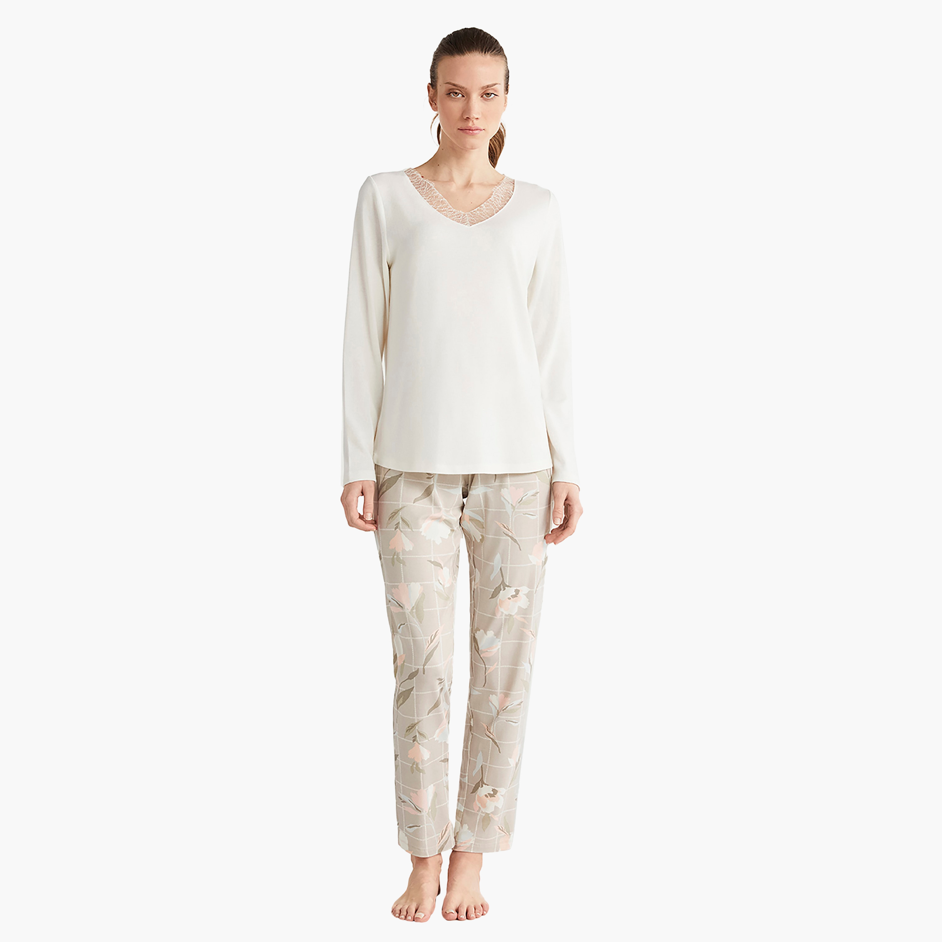 طقم بيجامة مع تي شيرت بفتحة رقبة V وتفاصيل من الدانتيل وقميص بيجامة نسائي من كاثرينز-women-clothing-nightwear-pyjamas-longsets-image-1