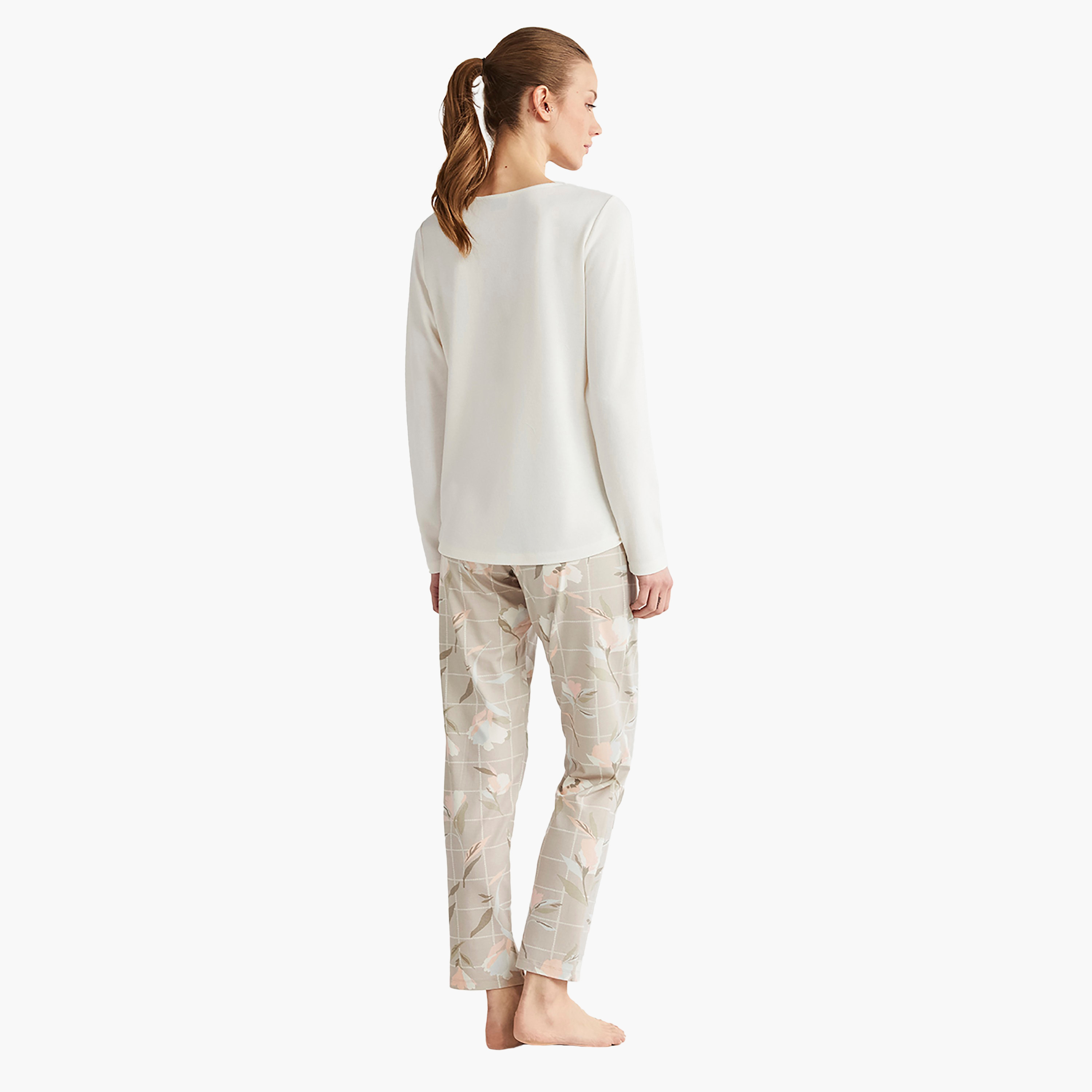 طقم بيجامة مع تي شيرت بفتحة رقبة V وتفاصيل من الدانتيل وقميص بيجامة نسائي من كاثرينز-women-clothing-nightwear-pyjamas-longsets-image-4