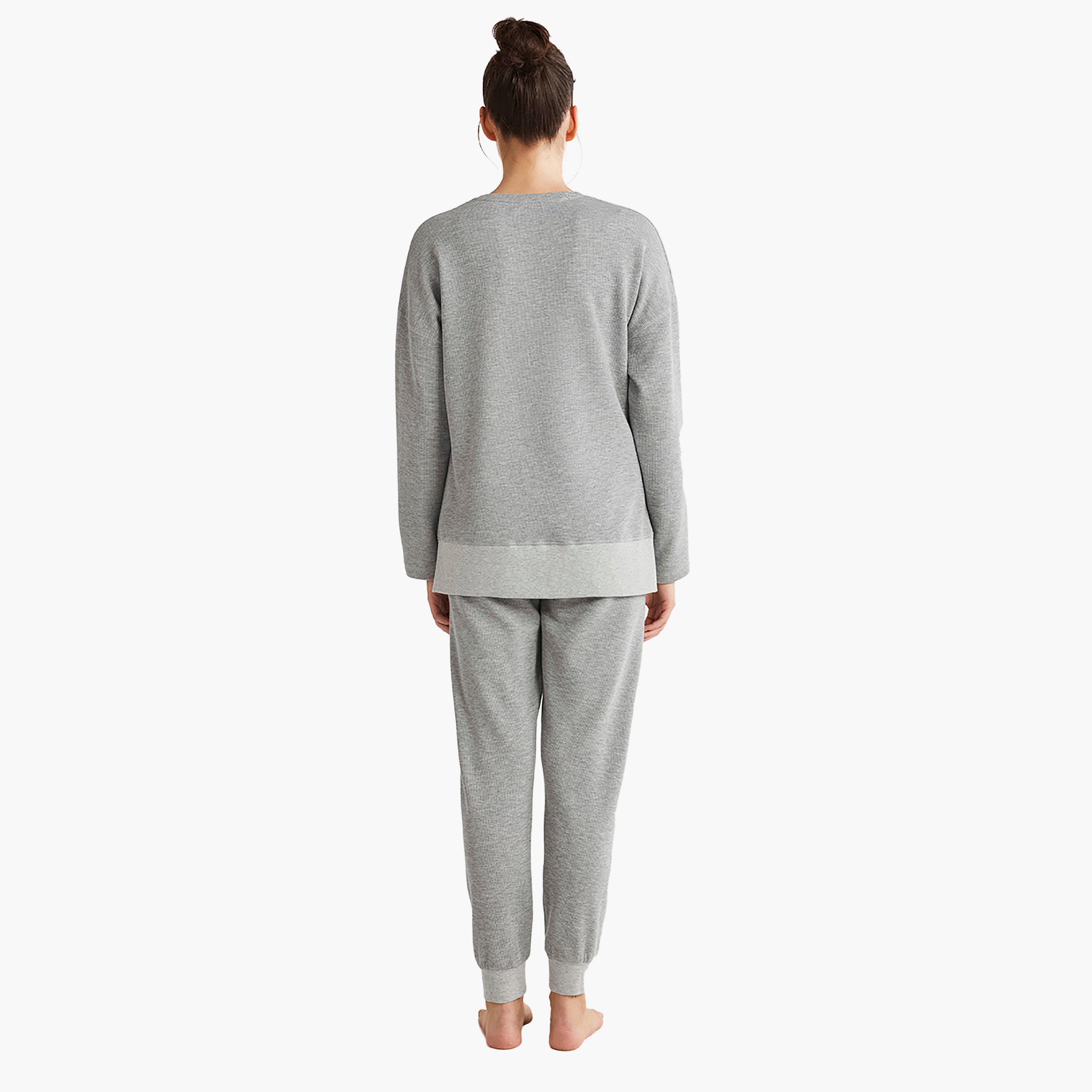 طقم بيجامة مع تي شيرت برقبة دائرية منقوش وبيجامة نسائية من كاثرينز-women-clothing-nightwear-pyjamas-longsets-image-4