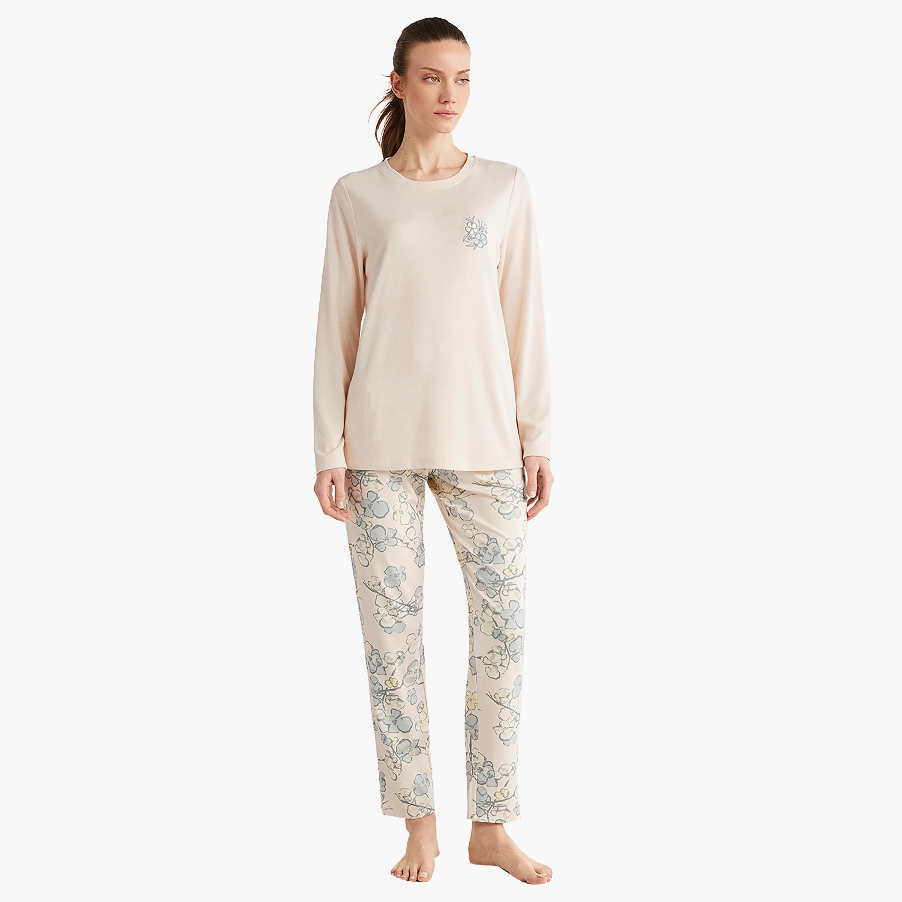 طقم بيجامة مع تي شيرت مطرز برقبة دائرية وبيجامة نسائية من كاثرينز-women-clothing-nightwear-pyjamas-longsets-image-1