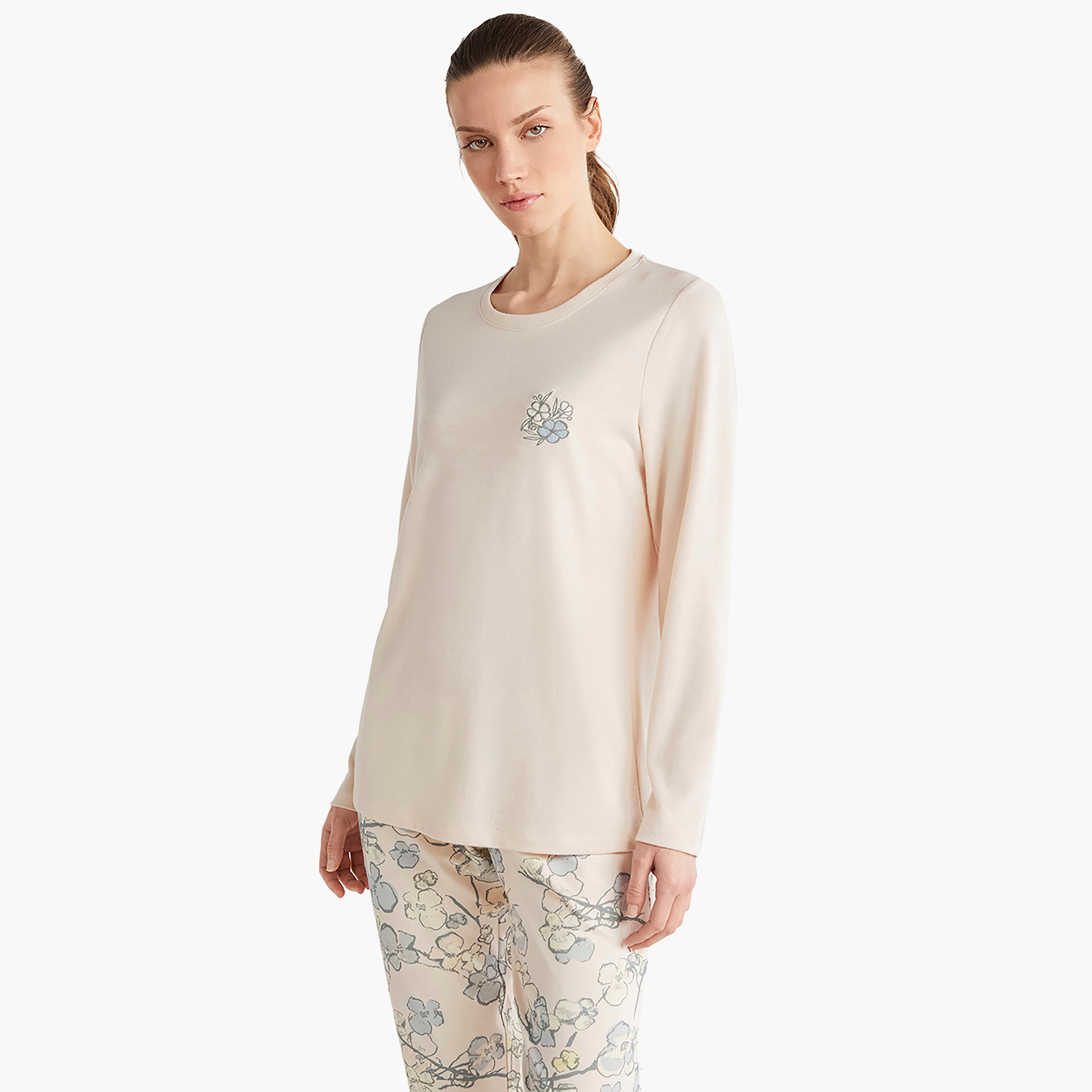 طقم بيجامة مع تي شيرت مطرز برقبة دائرية وبيجامة نسائية من كاثرينز-women-clothing-nightwear-pyjamas-longsets-image-3