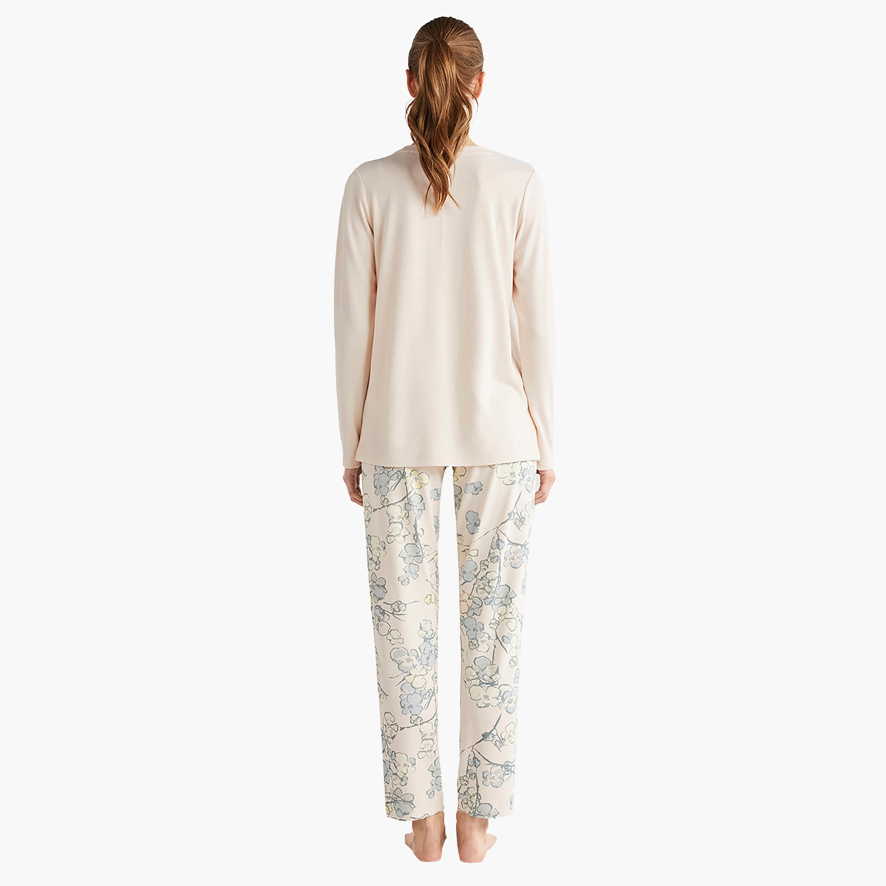 طقم بيجامة مع تي شيرت مطرز برقبة دائرية وبيجامة نسائية من كاثرينز-women-clothing-nightwear-pyjamas-longsets-image-4