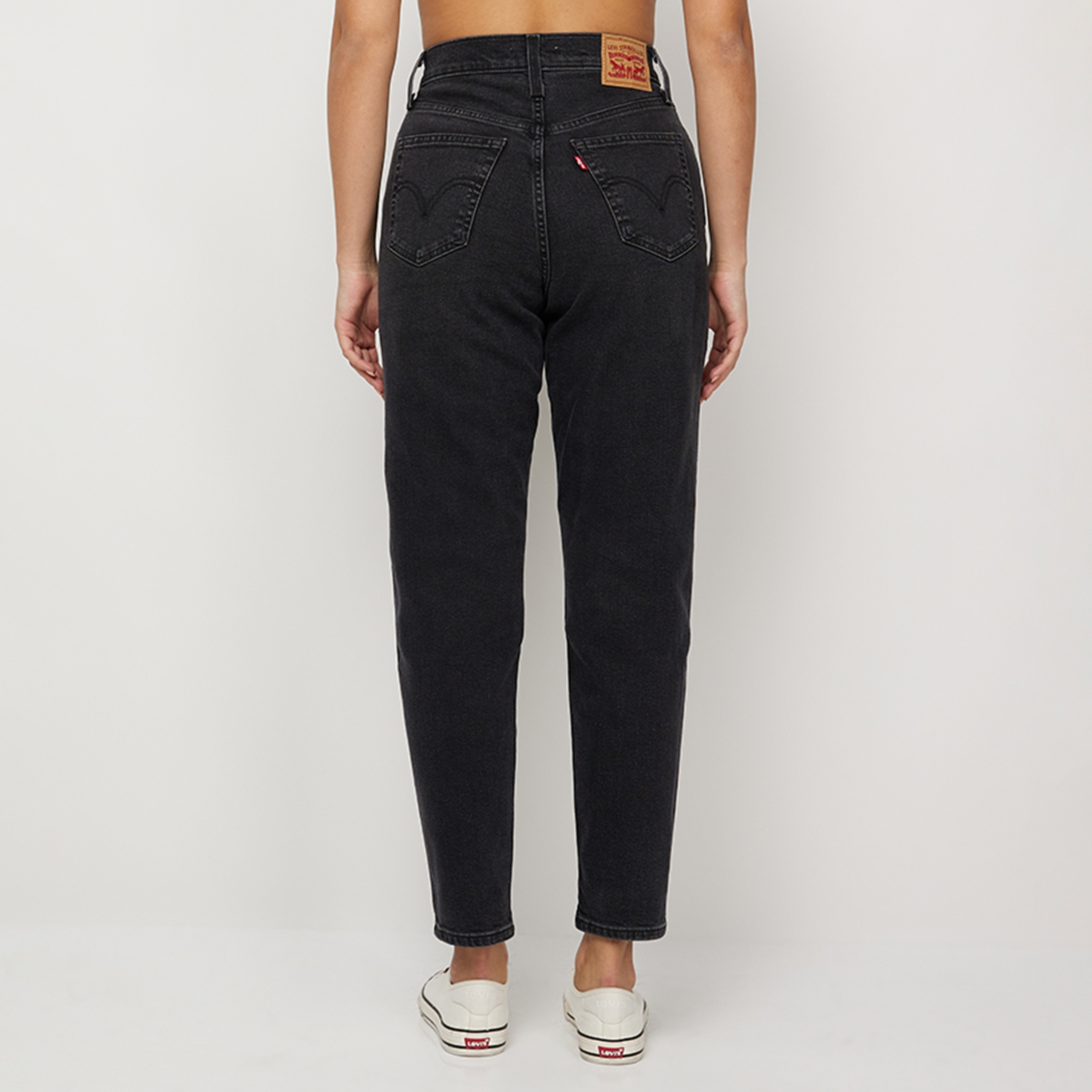 بنطال جينز من ليفايز بلون اسود ذو موم فت وجيب مرتفع الارتفاع-women-clothing-bottoms-jeans-image-2
