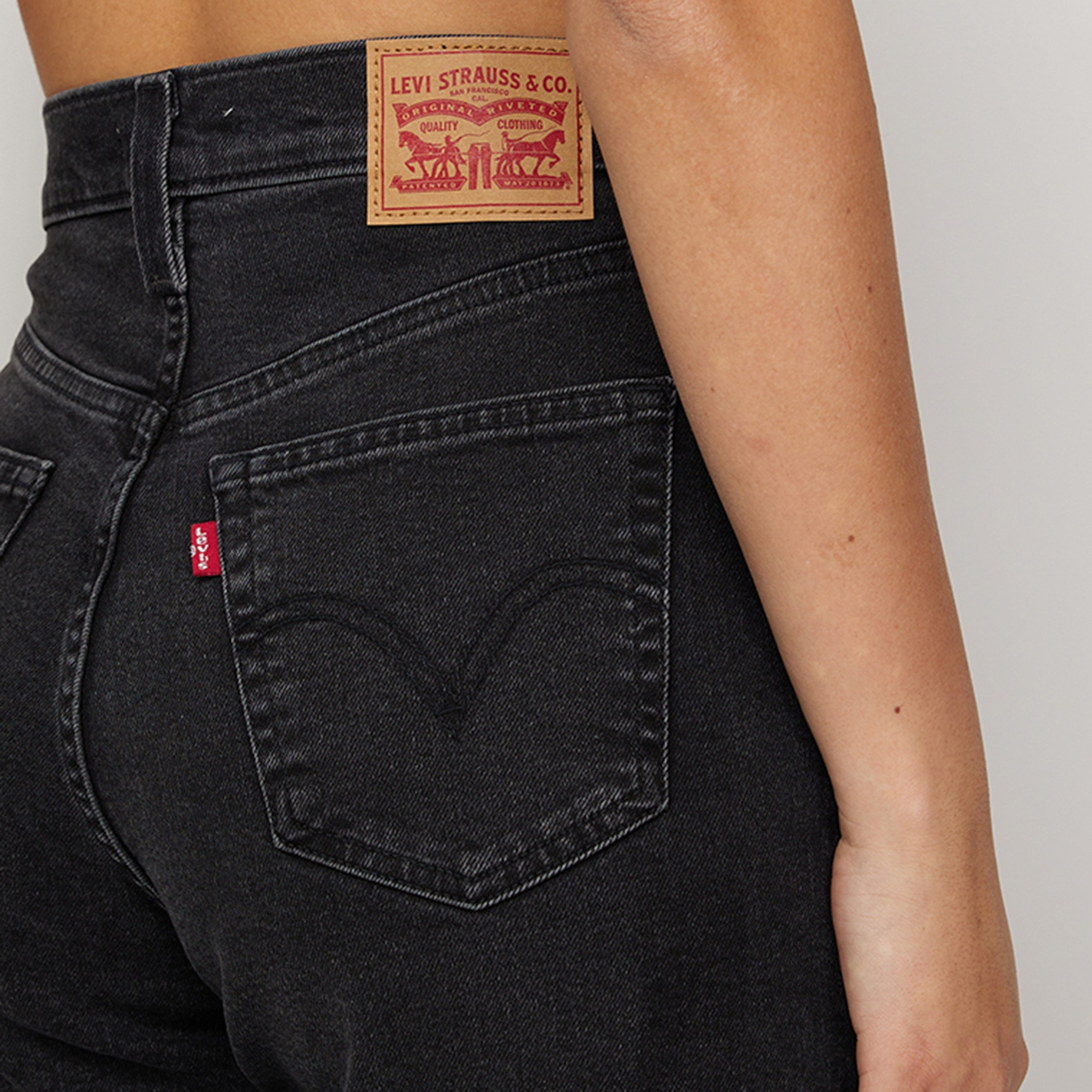 بنطال جينز من ليفايز بلون اسود ذو موم فت وجيب مرتفع الارتفاع-women-clothing-bottoms-jeans-image-3