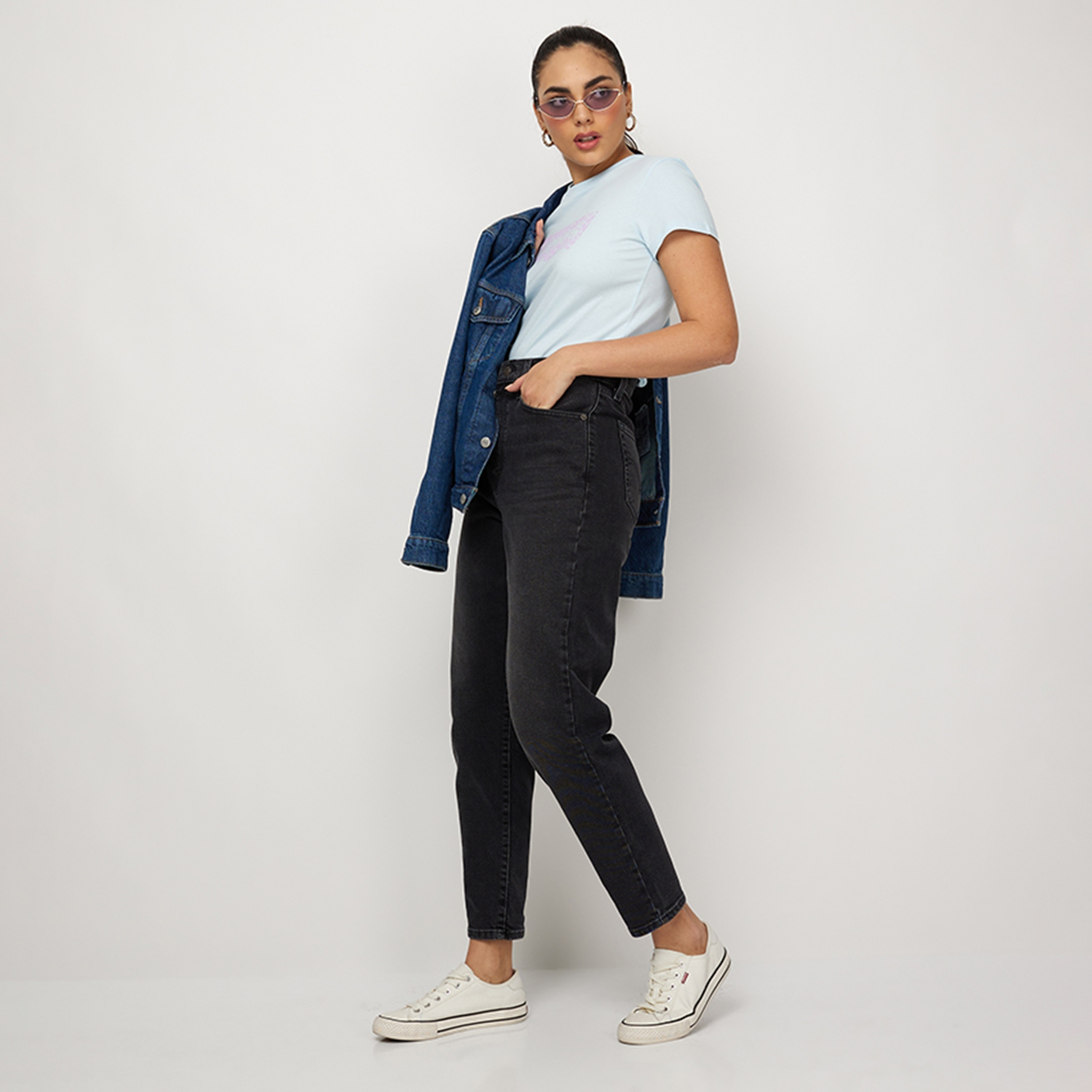 بنطال جينز من ليفايز بلون اسود ذو موم فت وجيب مرتفع الارتفاع-women-clothing-bottoms-jeans-image-4