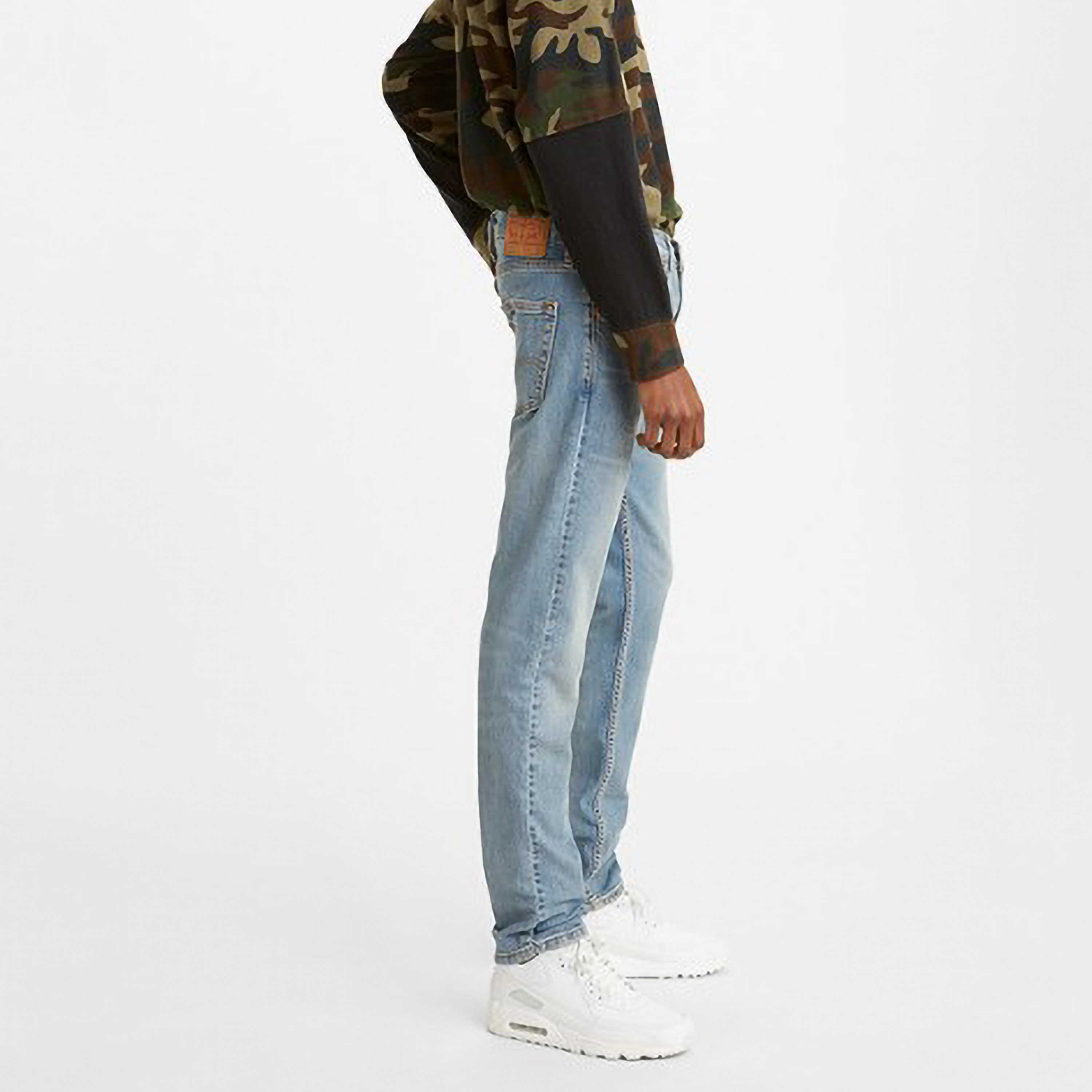 بنطال جينز من ليفايز بلون ازرق ذو قصة مدببة وجيب متوسط الارتفاع-men-clothing-bottoms-jeans-image-2