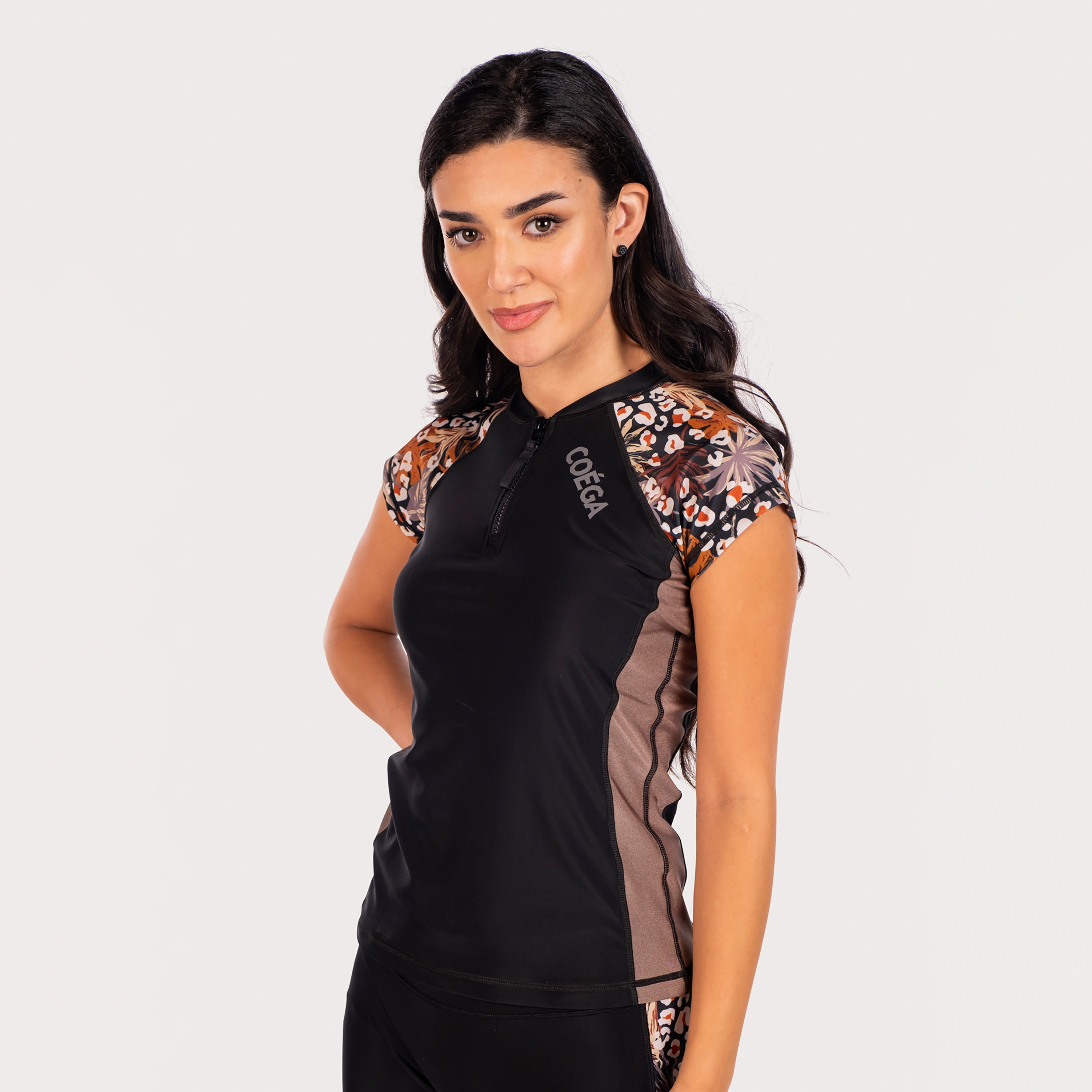 قبعة راش جارد النسائية من كويغا بأكمام راجلان بلون ذهبي بطبعة نخيل وفهد-women-clothing-sportswearandactivewear-tshirtsandvests-image-1