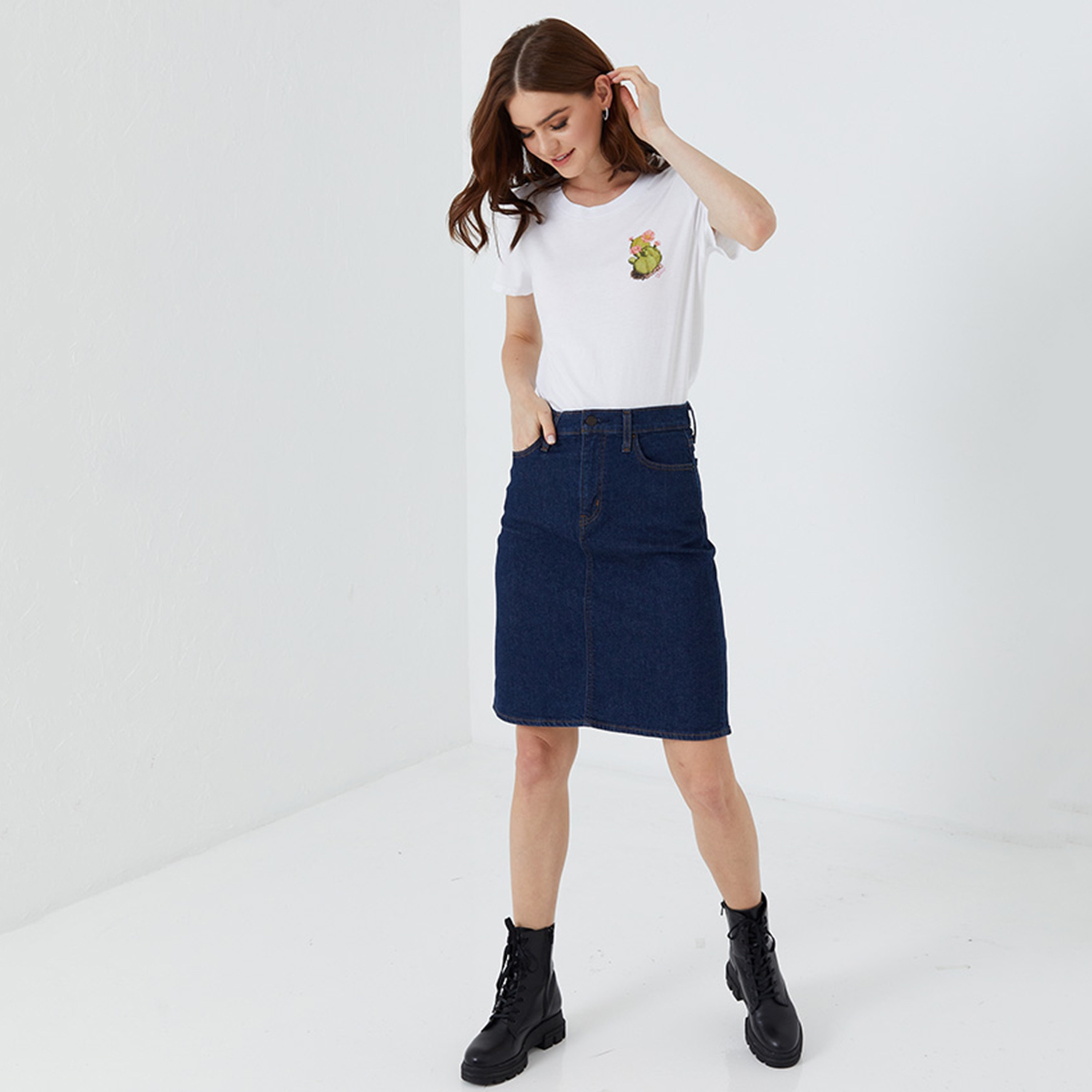 Levi's Floral Round Neck Short Sleeves Women's T-Shirt-women-clothing-tshirts-image-2