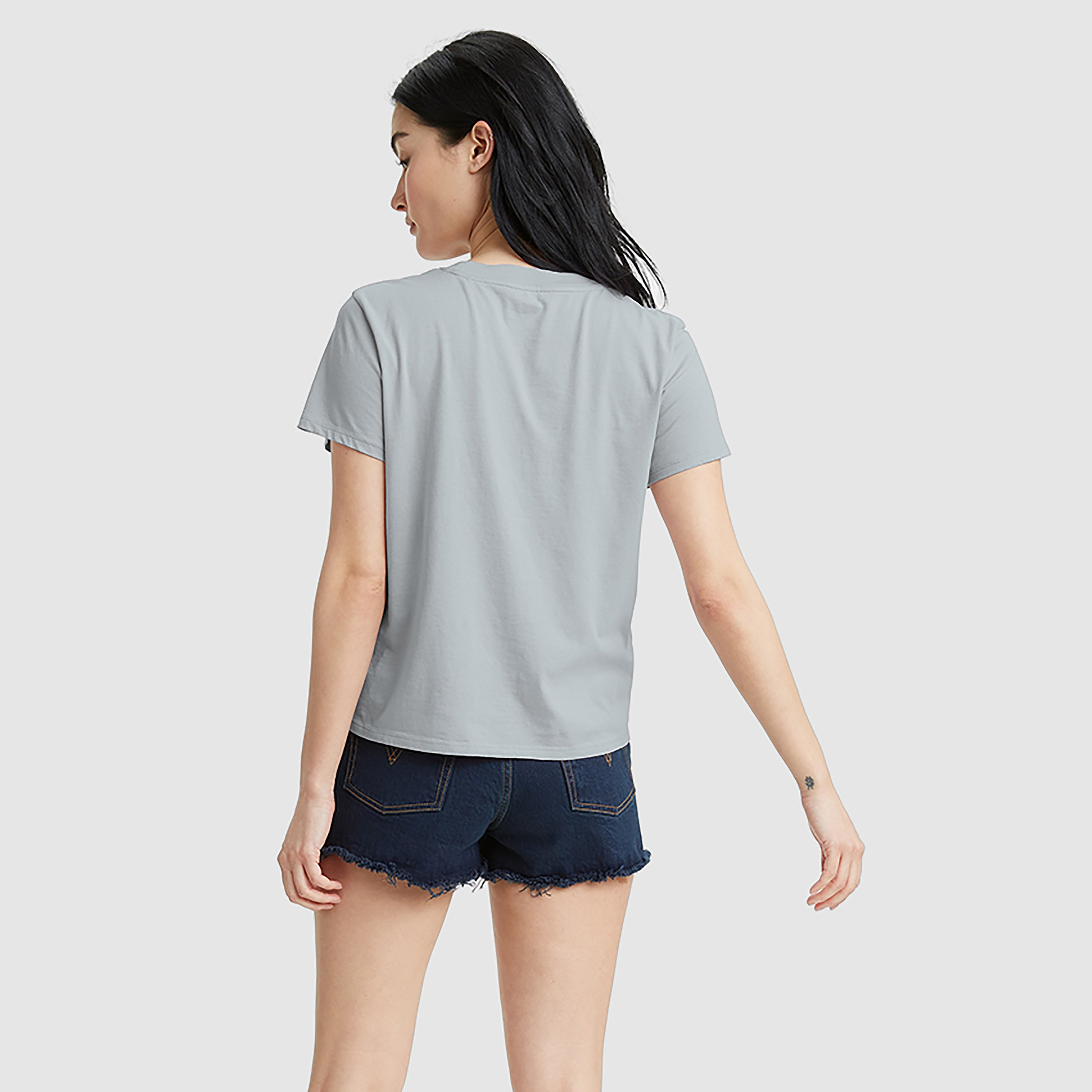 تيشيرت ليفايز بأكمام قصيرة وياقة دائرية مع شعار-women-clothing-tshirts-image-2