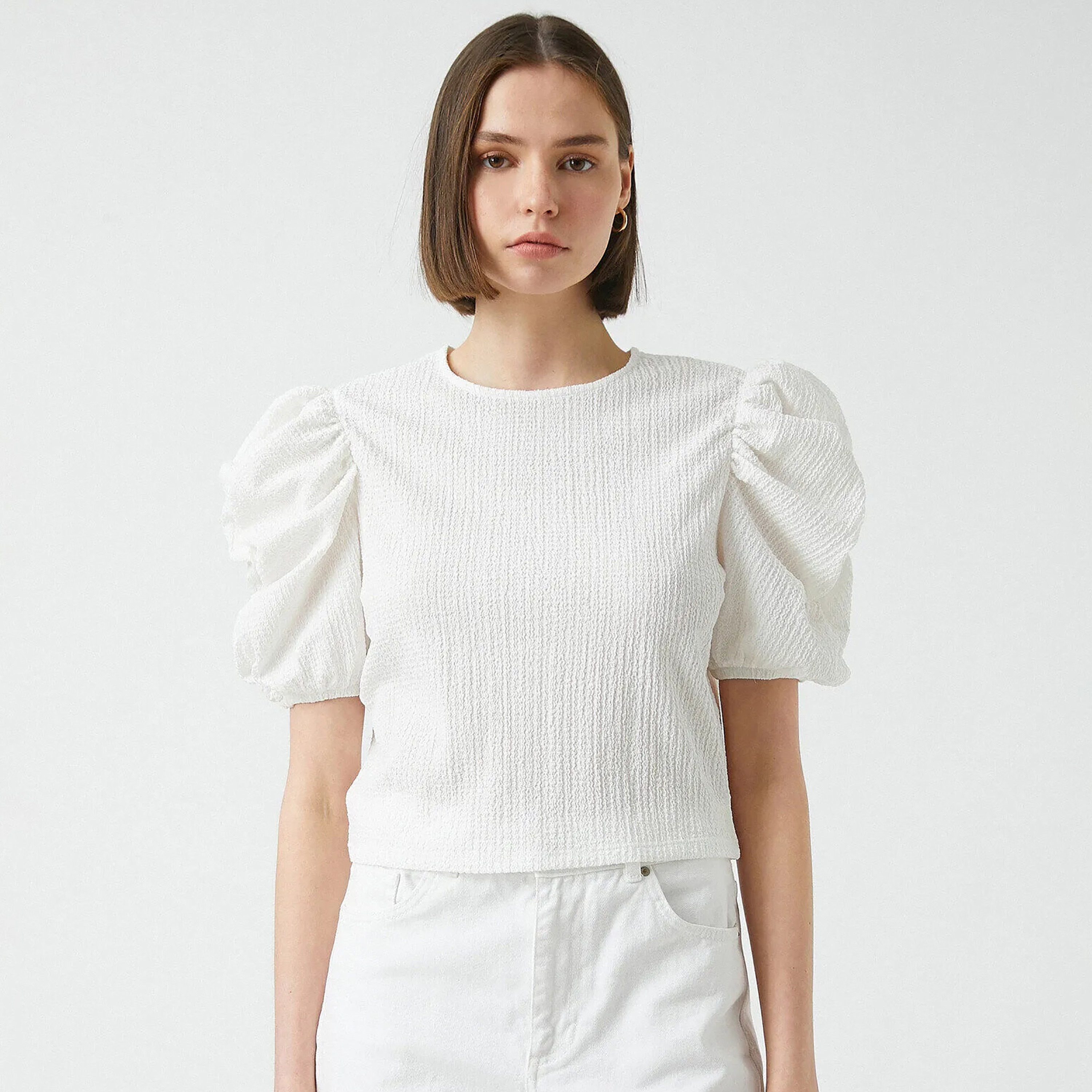 بلوزة بارزة الملمس بأكمام منتفخة باللون الأبيض للنساء من كوتون-women-clothing-shirtsandblouses-blouses-image-1