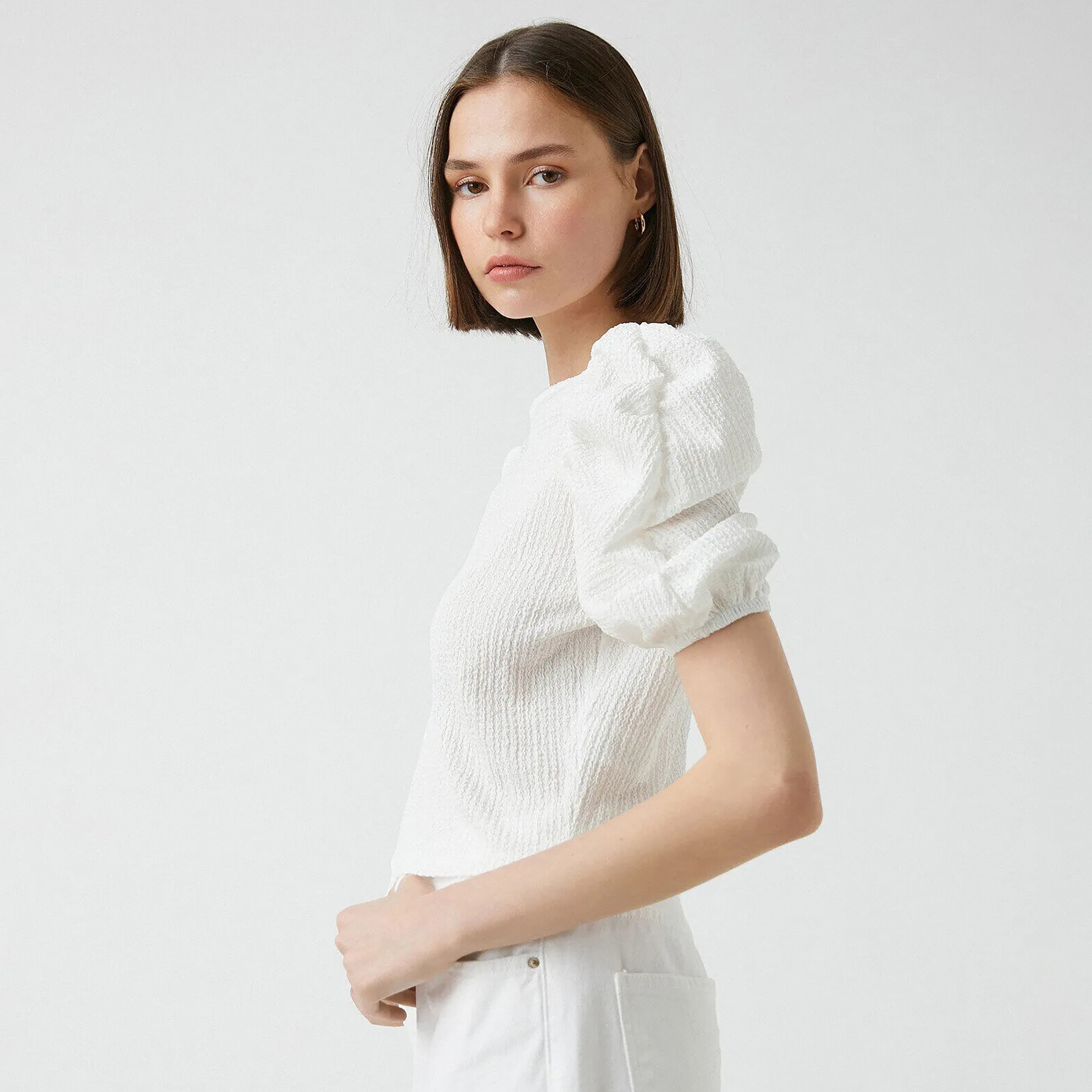 بلوزة بارزة الملمس بأكمام منتفخة باللون الأبيض للنساء من كوتون-women-clothing-shirtsandblouses-blouses-image-2