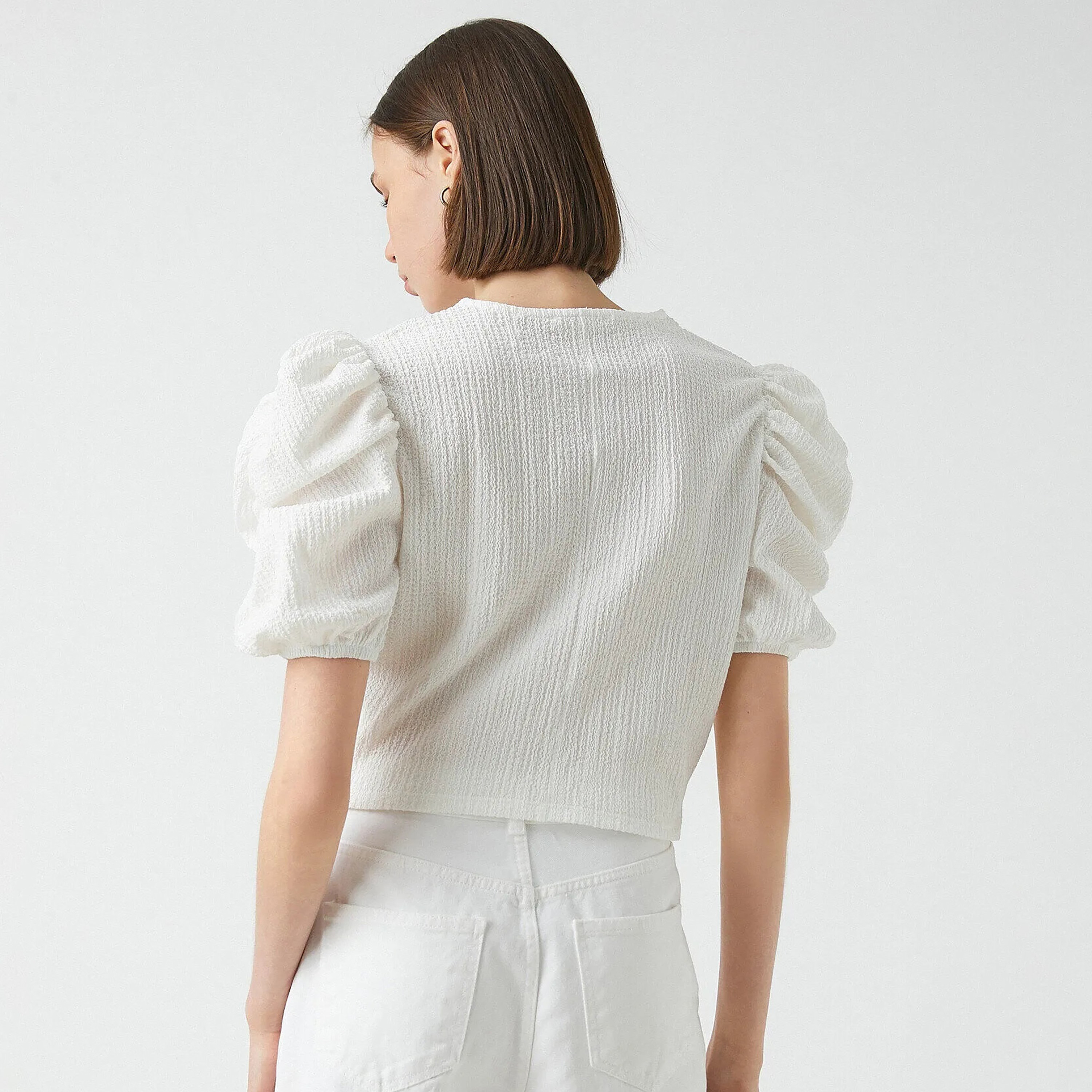 بلوزة بارزة الملمس بأكمام منتفخة باللون الأبيض للنساء من كوتون-women-clothing-shirtsandblouses-blouses-image-3