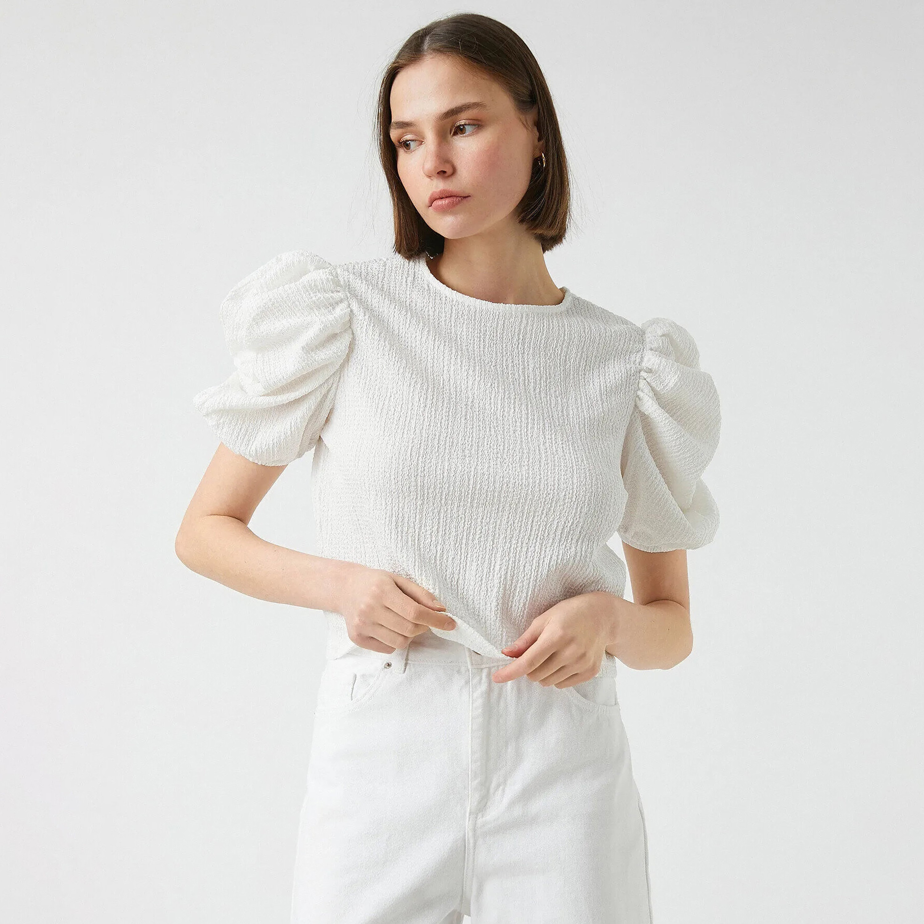 بلوزة بارزة الملمس بأكمام منتفخة باللون الأبيض للنساء من كوتون-women-clothing-shirtsandblouses-blouses-image-4