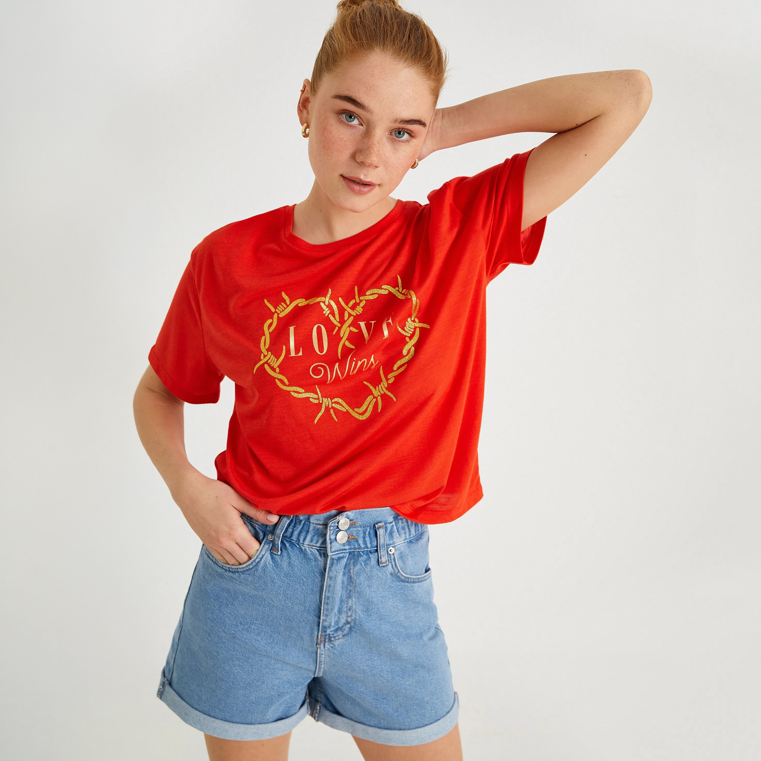 تيشرت بطبعة جرافيك باللون الأحمر للنساء من كوتون-women-clothing-tshirts-image-2