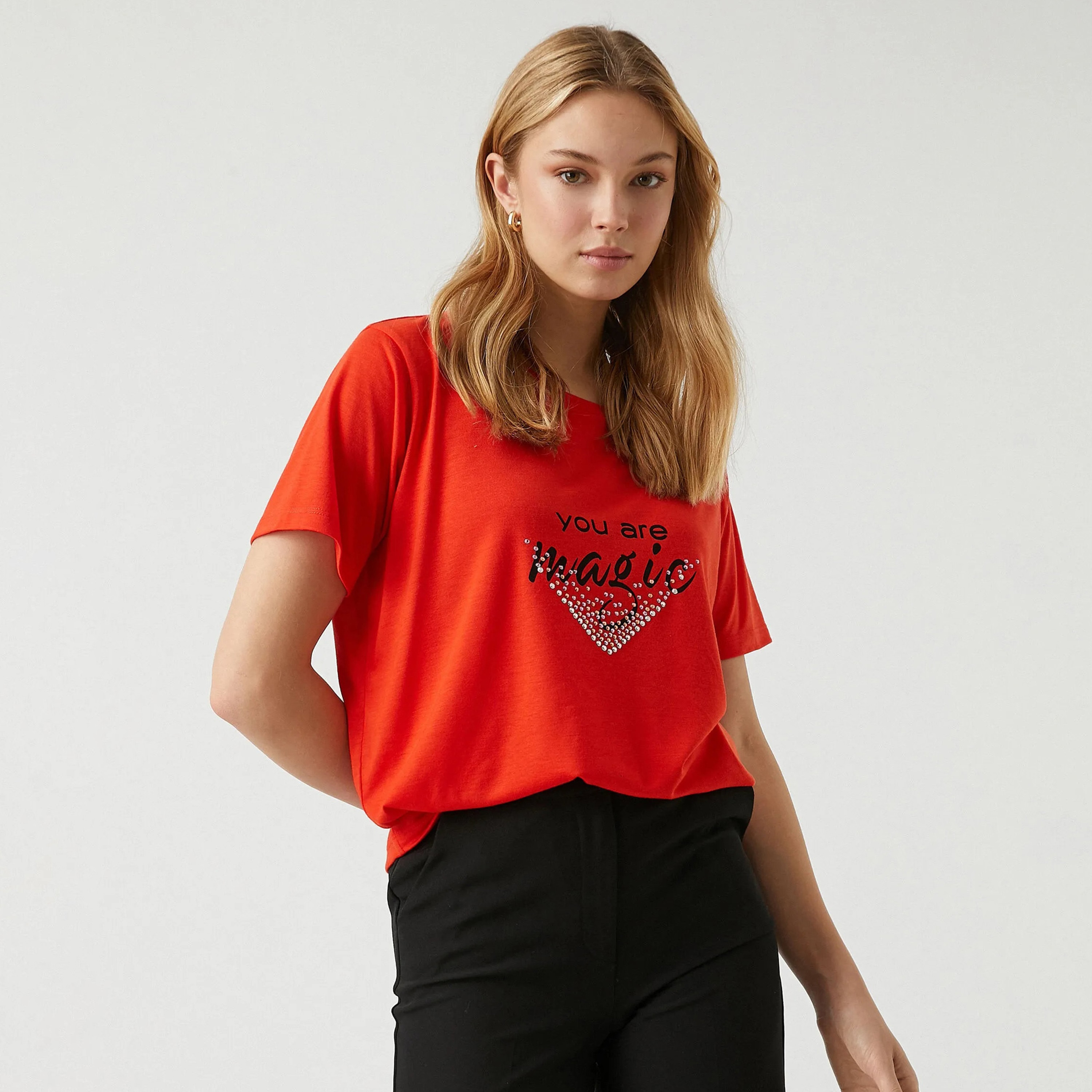 تيشرت مزين بطبعة نصية باللون الأحمر للنساء من كوتون-women-clothing-tshirts-image-2