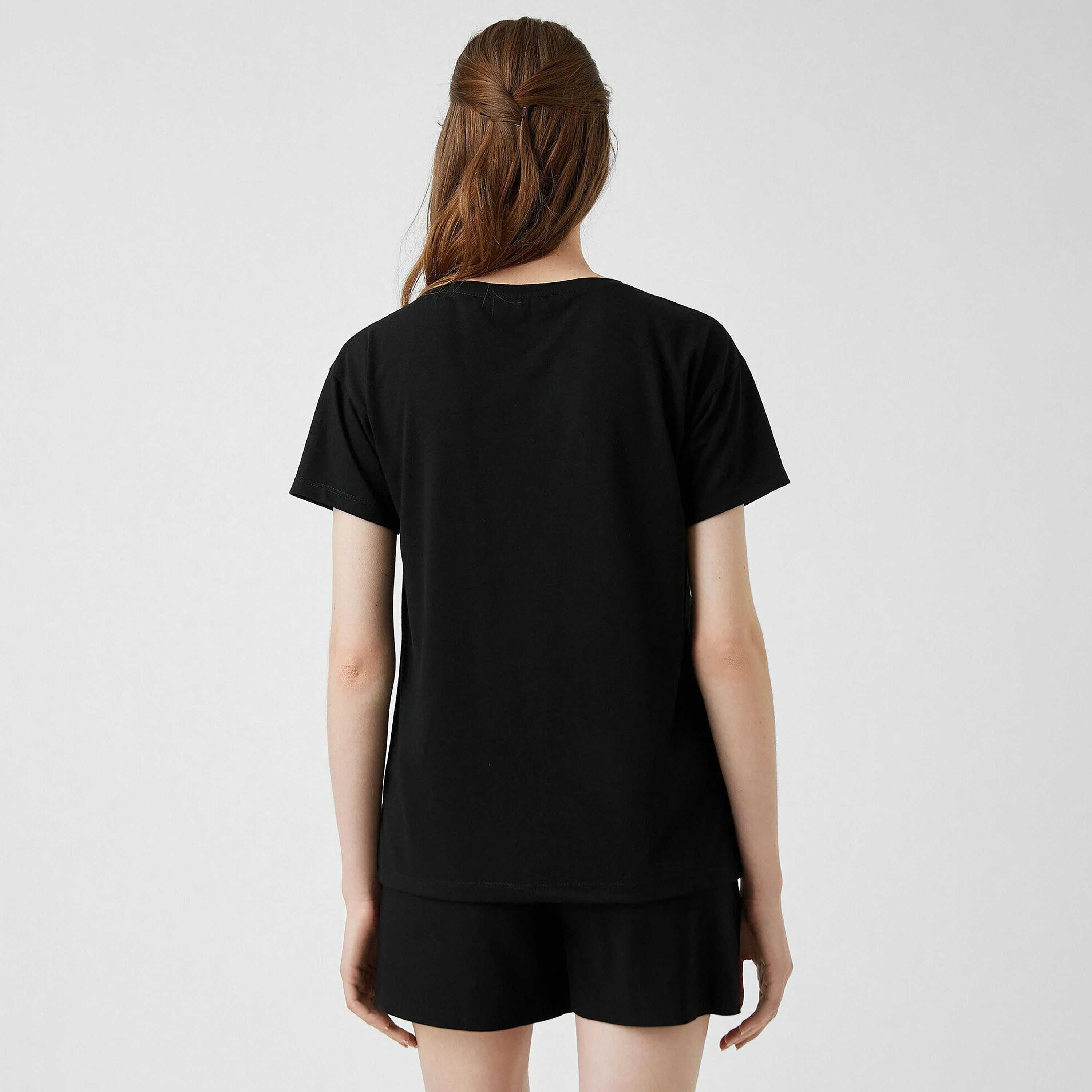 تيشرت بطبعة نص وجرافيك باللون الأسود للنساء من كوتون-women-clothing-tshirts-image-3