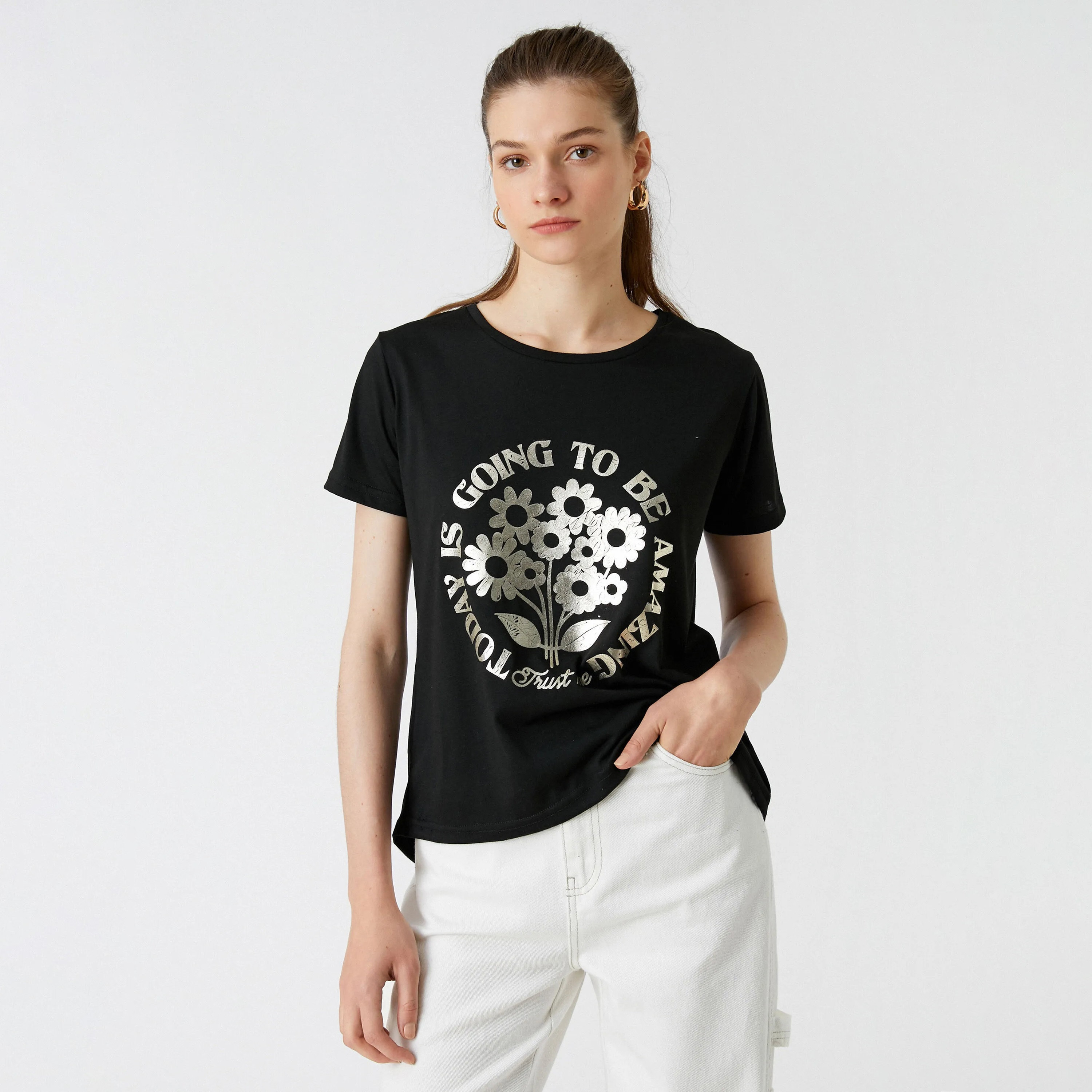 تيشرت بطبعة أزهار وجرافيك باللون الأسود للنساء من كوتون-women-clothing-tshirts-image-1