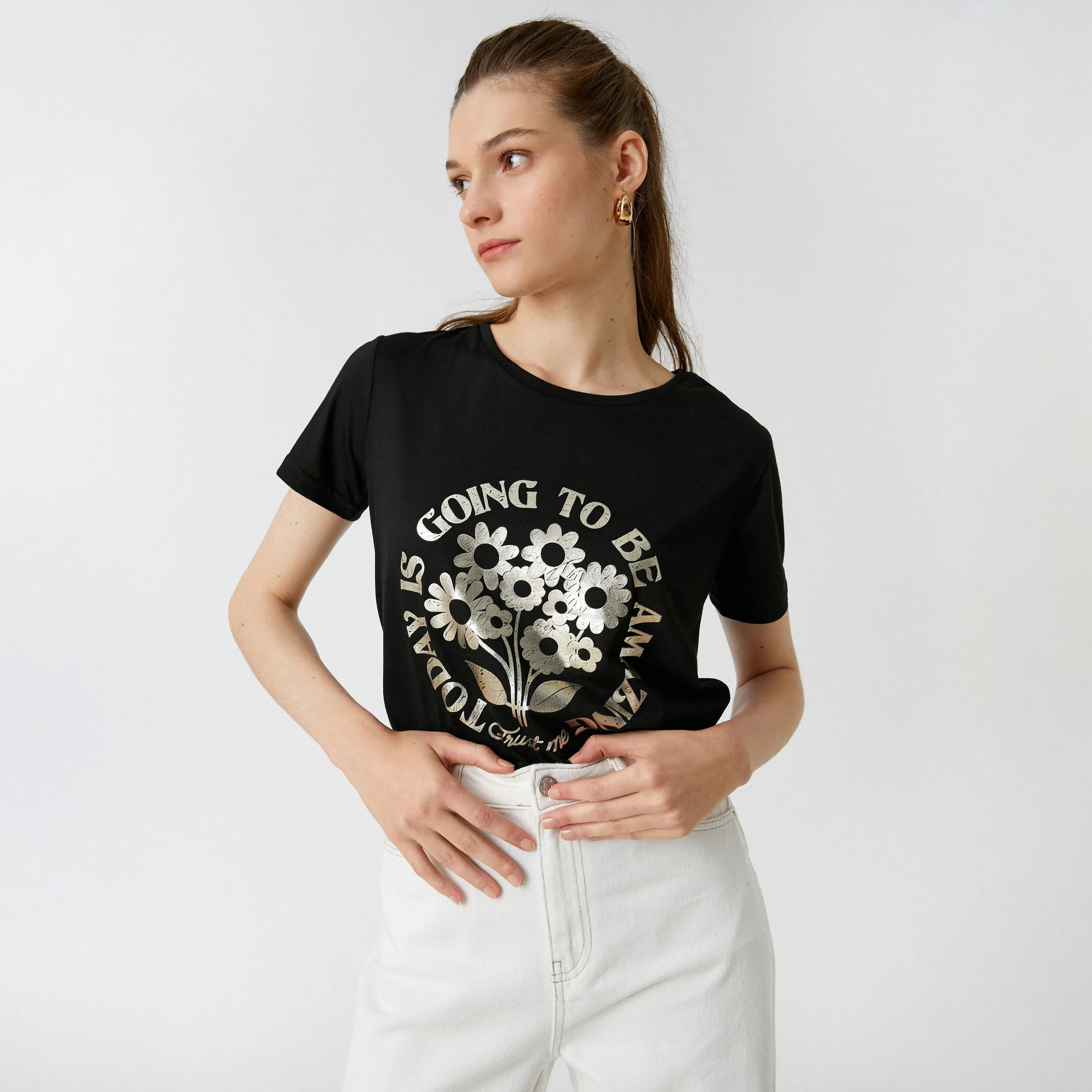 تيشرت بطبعة أزهار وجرافيك باللون الأسود للنساء من كوتون-women-clothing-tshirts-image-2