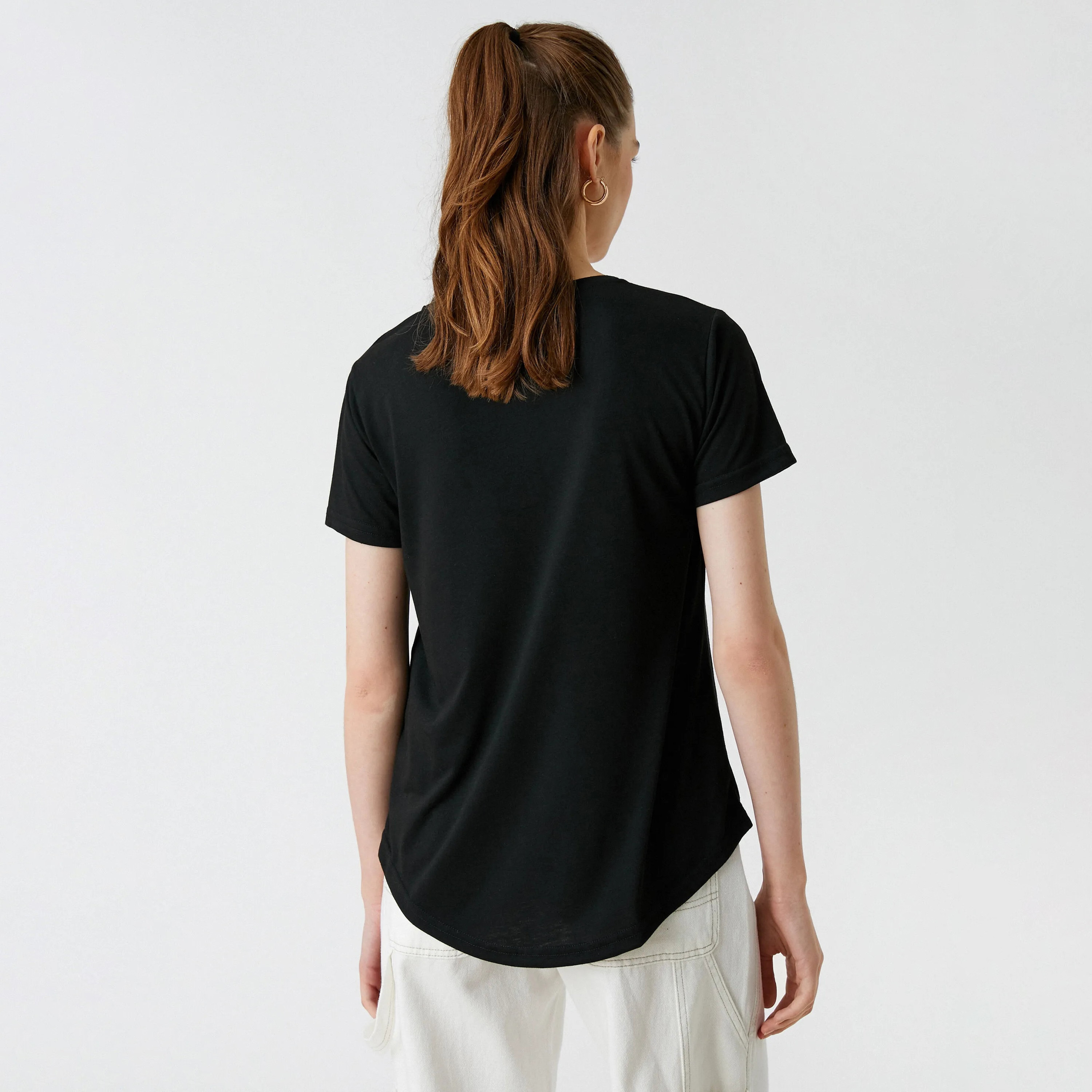 تيشرت بطبعة أزهار وجرافيك باللون الأسود للنساء من كوتون-women-clothing-tshirts-image-3