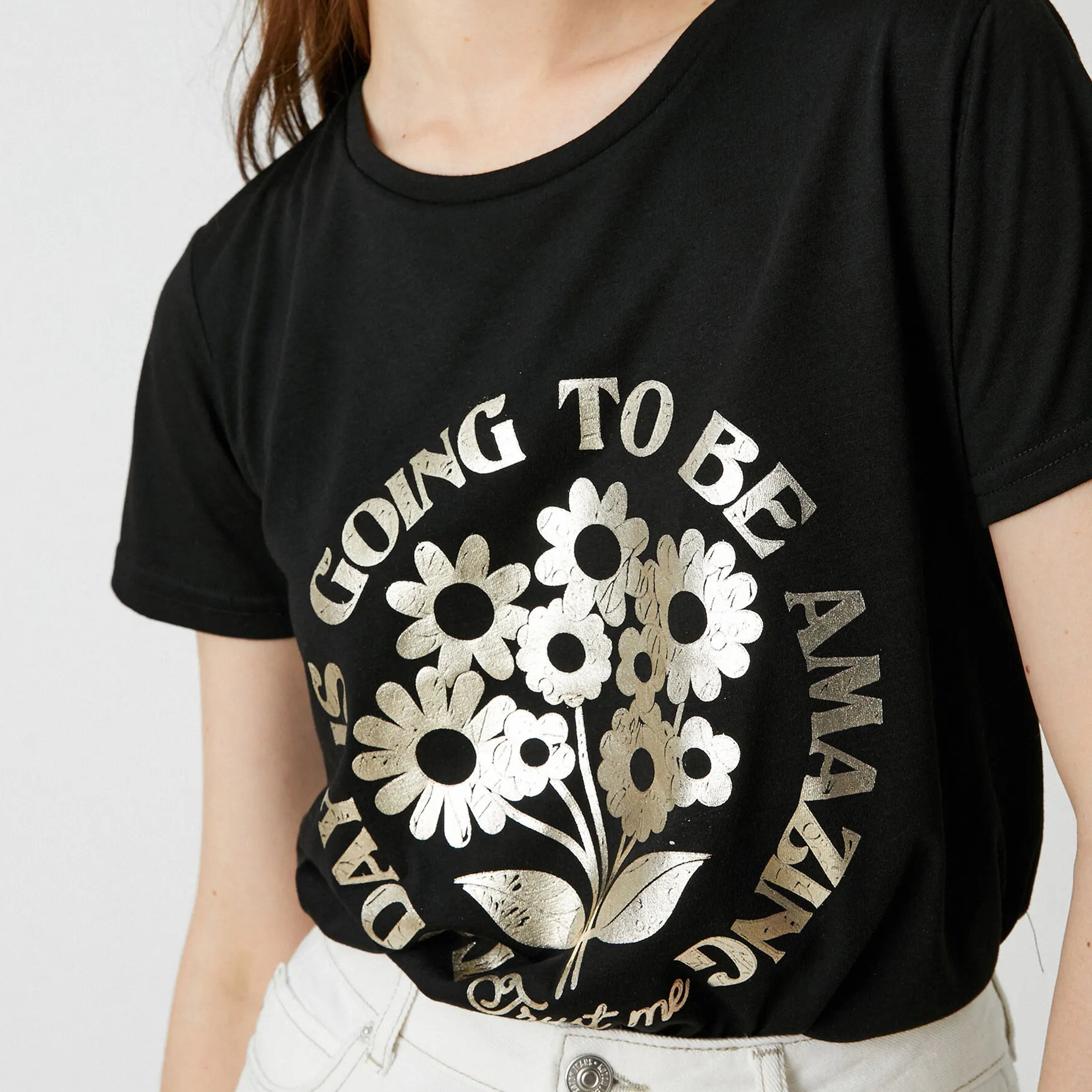 تيشرت بطبعة أزهار وجرافيك باللون الأسود للنساء من كوتون-women-clothing-tshirts-image-4