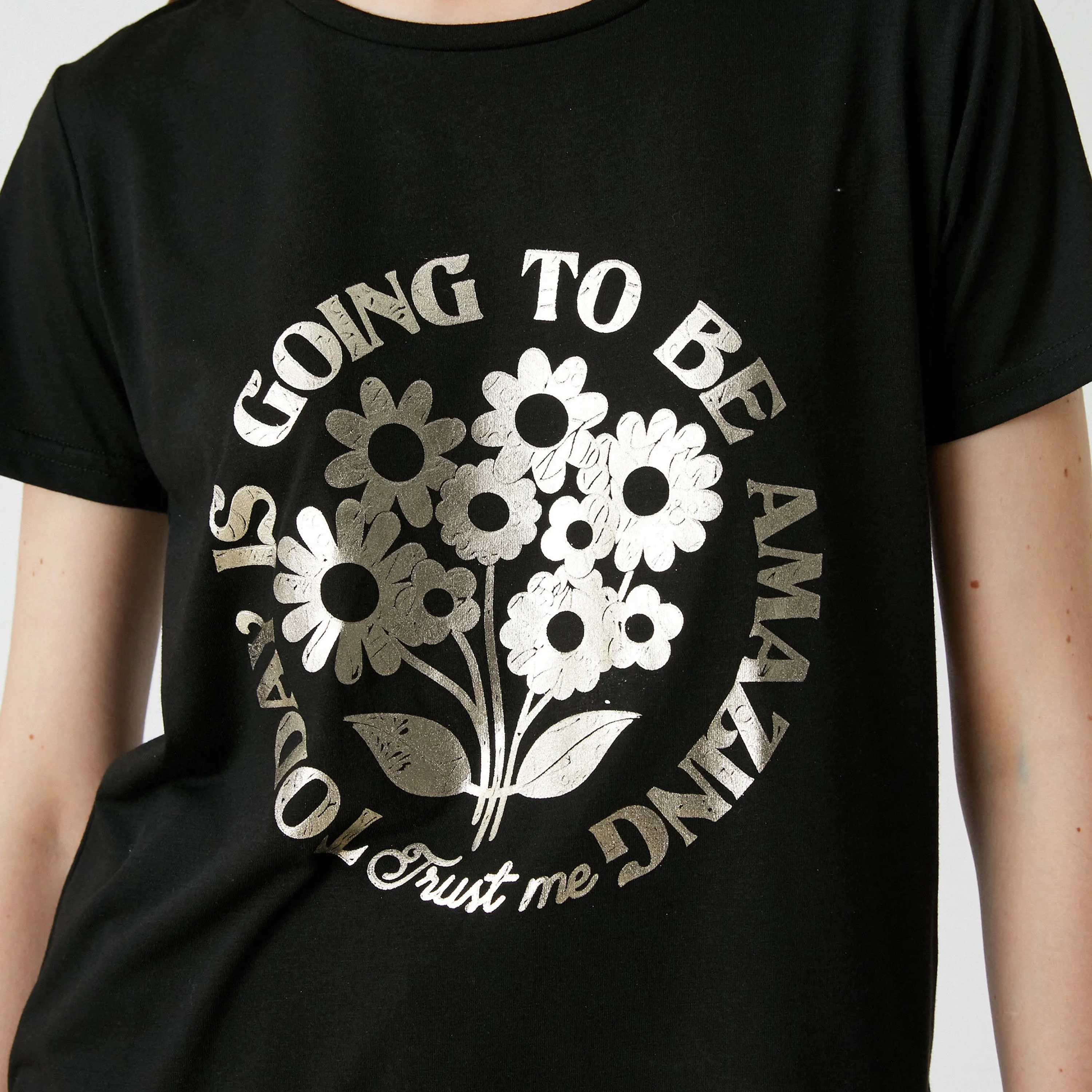 تيشرت بطبعة أزهار وجرافيك باللون الأسود للنساء من كوتون-women-clothing-tshirts-image-5