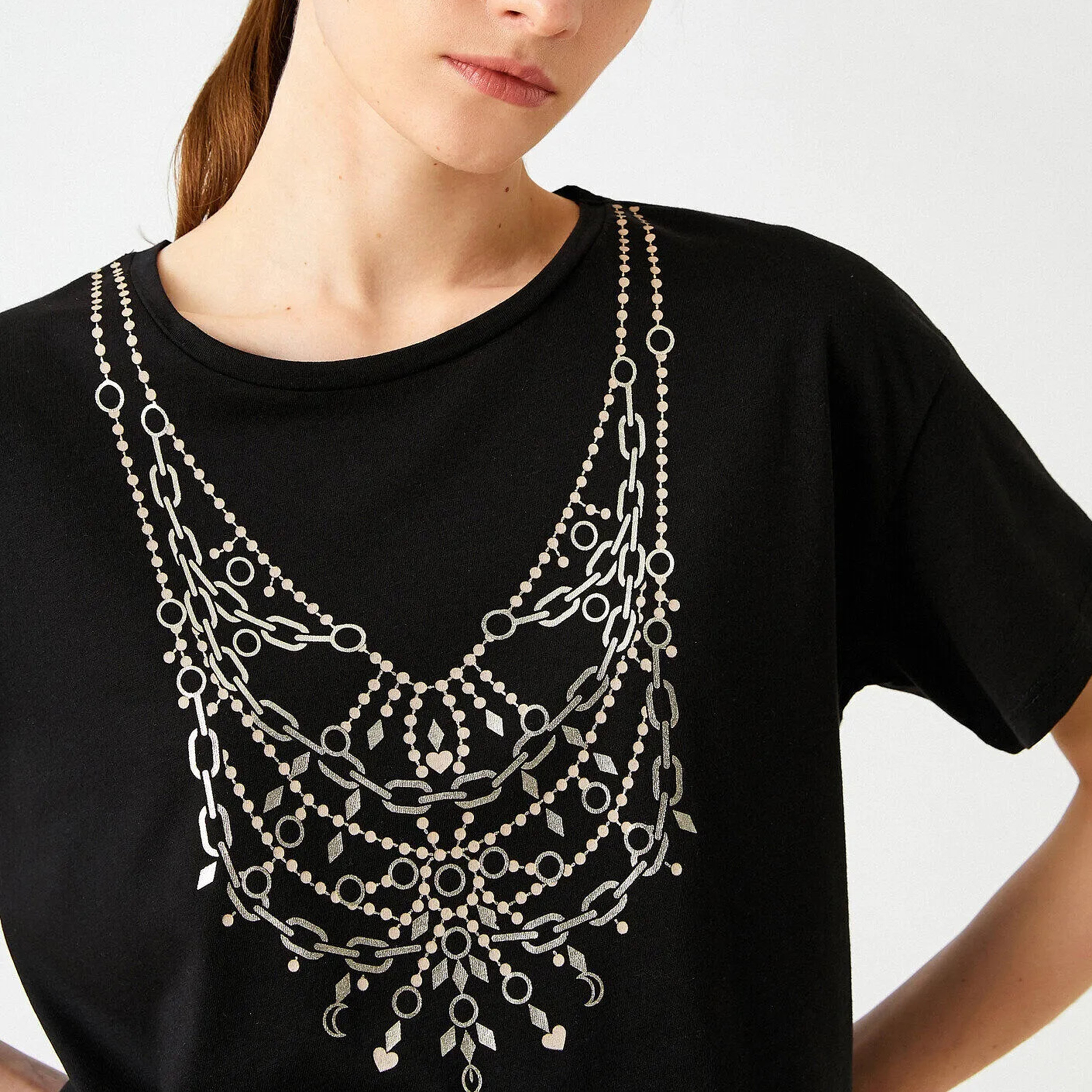 تيشرت بطبعة جرافيك باللون الأسود للنساء من كوتون-women-clothing-tshirts-image-4