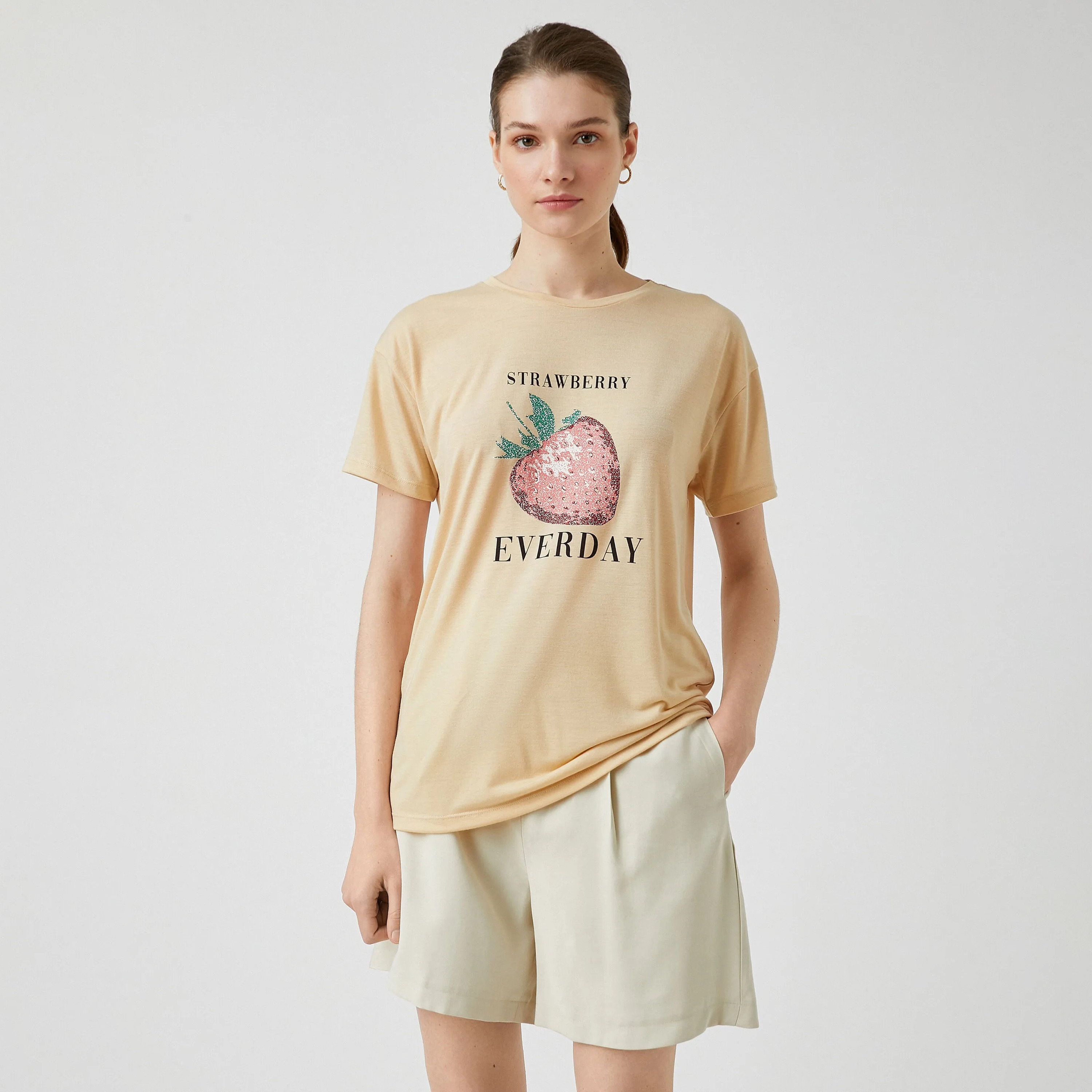 تيشرت بطبعة فراولة وجرافيك باللون البيج للنساء من كوتون-women-clothing-tshirts-image-1