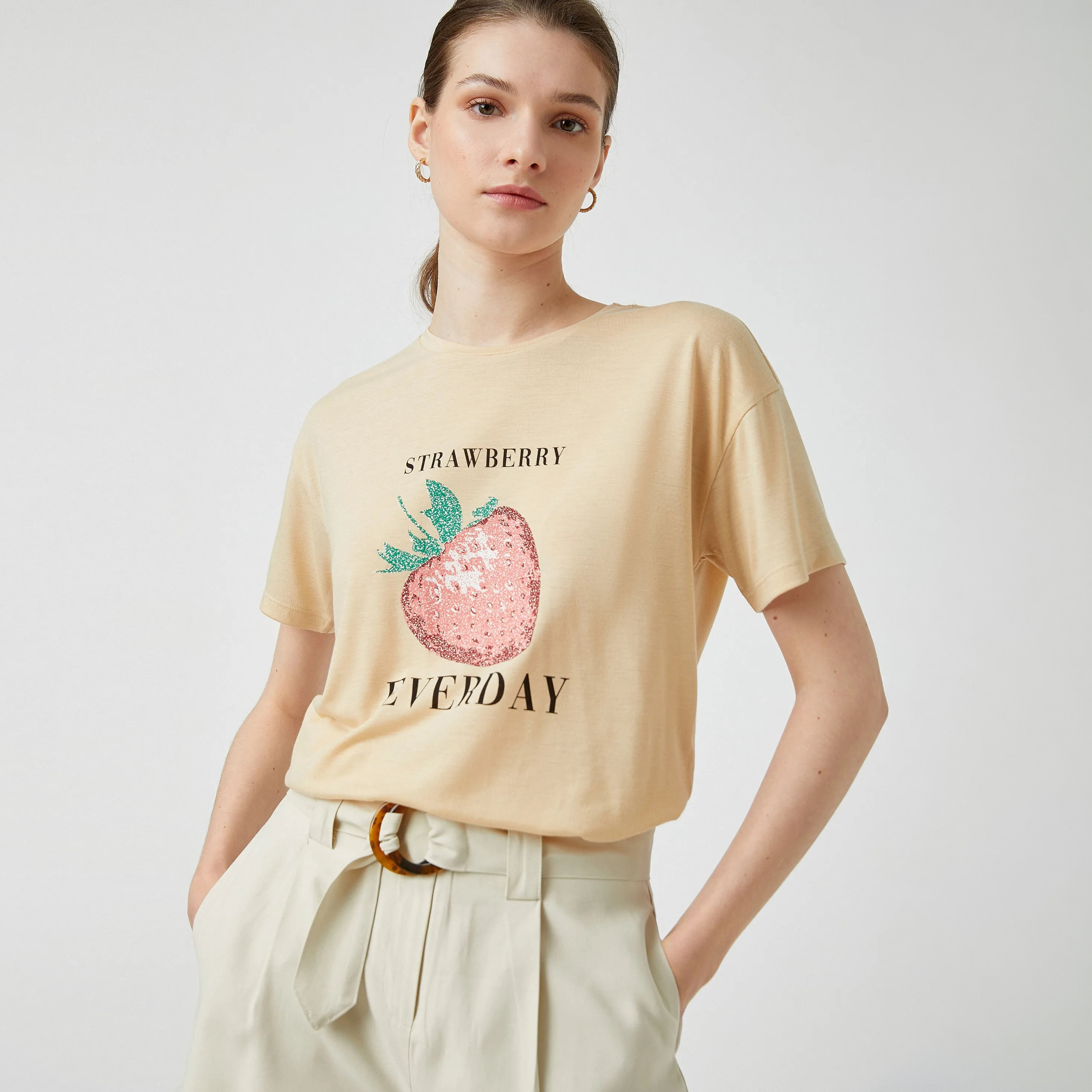 تيشرت بطبعة فراولة وجرافيك باللون البيج للنساء من كوتون-women-clothing-tshirts-image-4