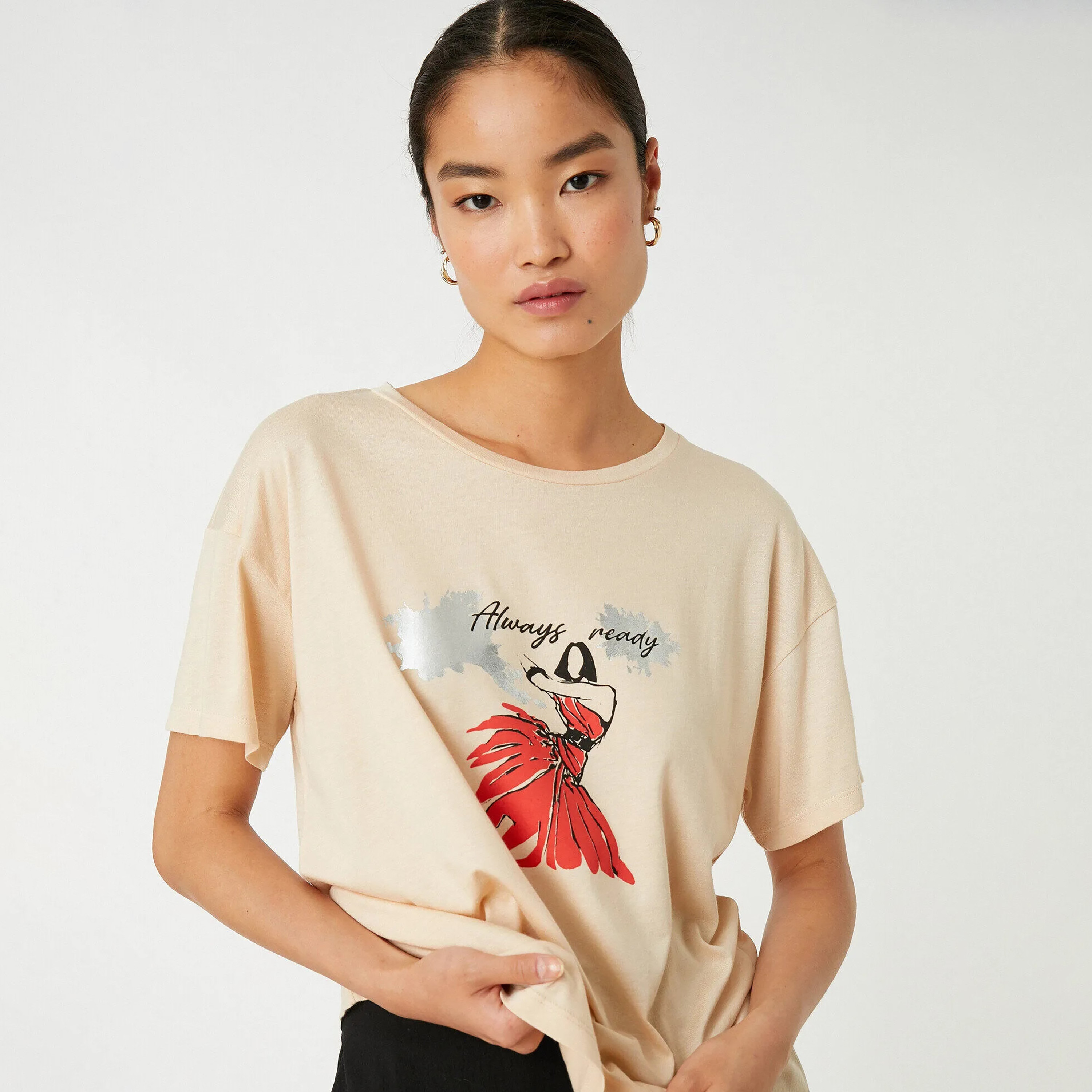 تيشرت بأكتاف ممتدة وطبعة جرافيك باللون البيج للنساء من كوتون-women-clothing-tshirts-image-4