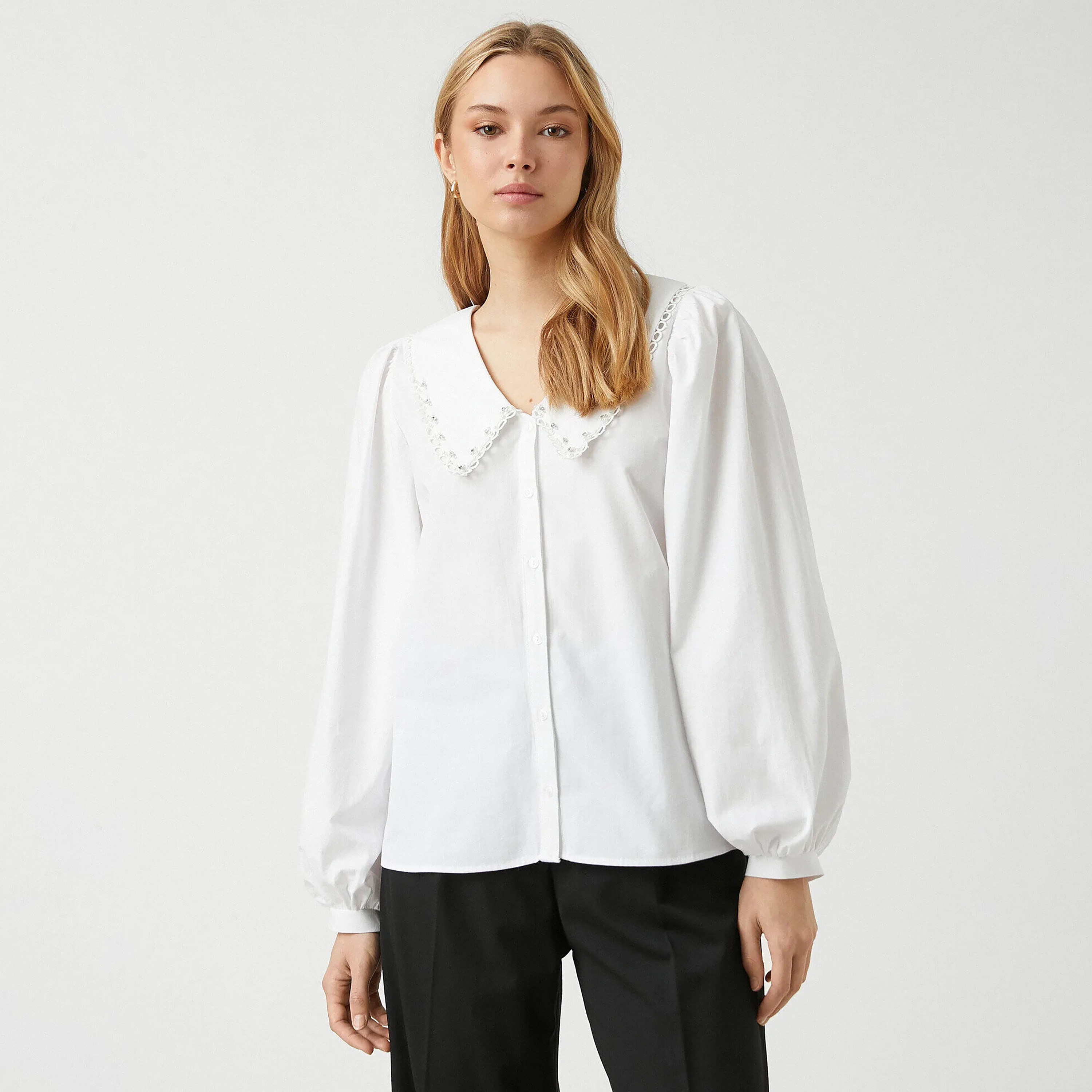 بلوزة بياقة بيتر بان وأكمام بالون باللون الأبيض للنساء من كوتون-women-clothing-plussize-shirtsandblouses-blouses-image-1