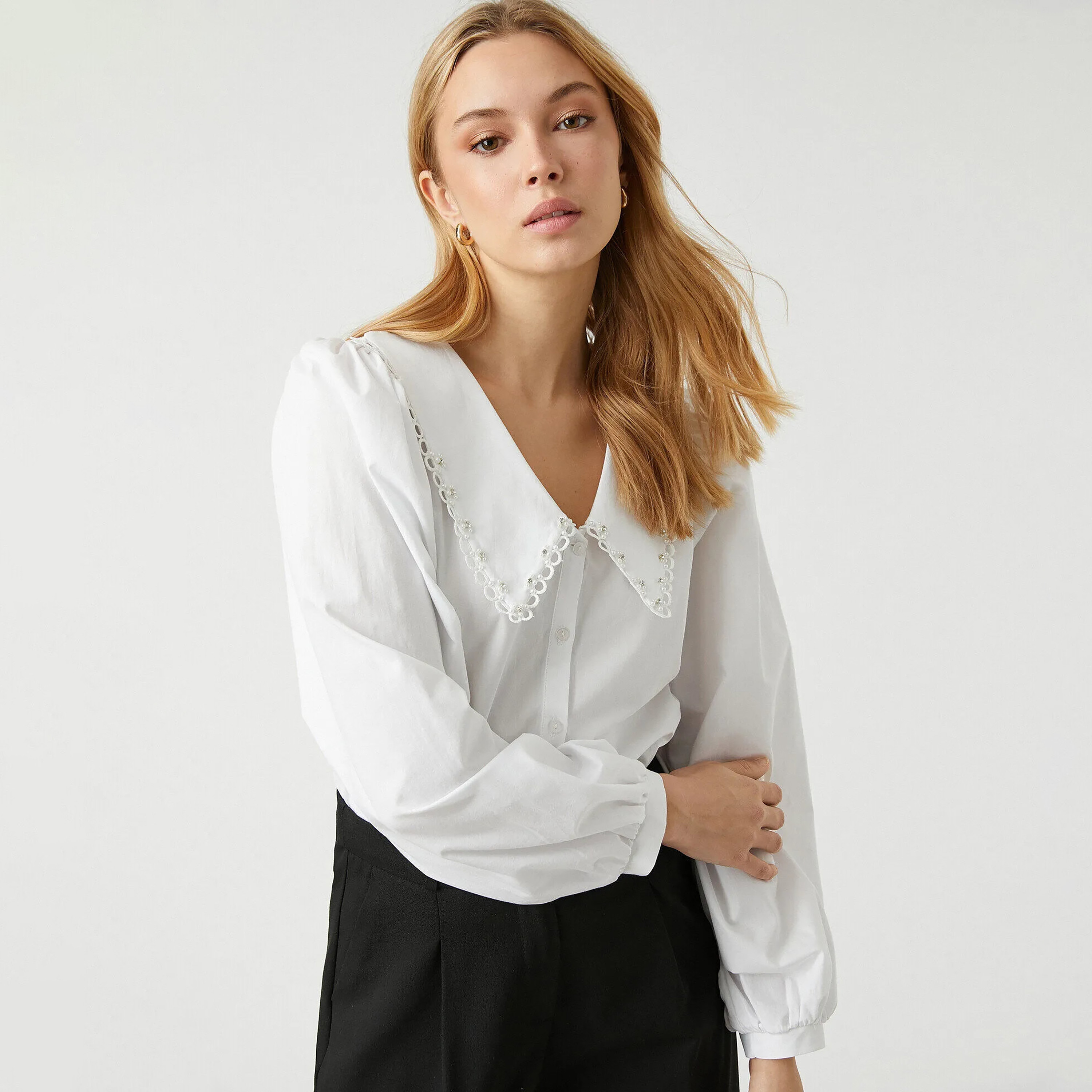 بلوزة بياقة بيتر بان وأكمام بالون باللون الأبيض للنساء من كوتون-women-clothing-plussize-shirtsandblouses-blouses-image-2