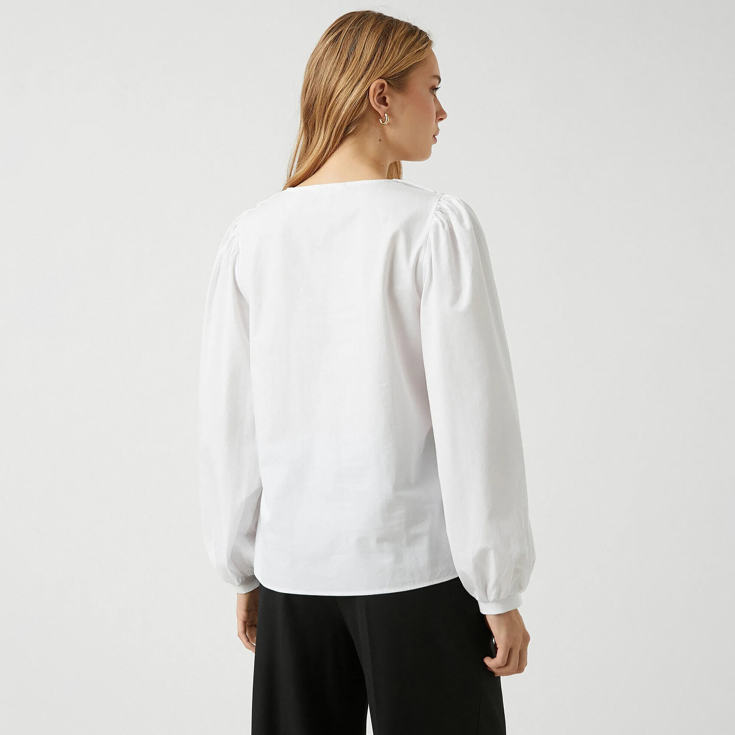 بلوزة بياقة بيتر بان وأكمام بالون باللون الأبيض للنساء من كوتون-women-clothing-plussize-shirtsandblouses-blouses-image-3
