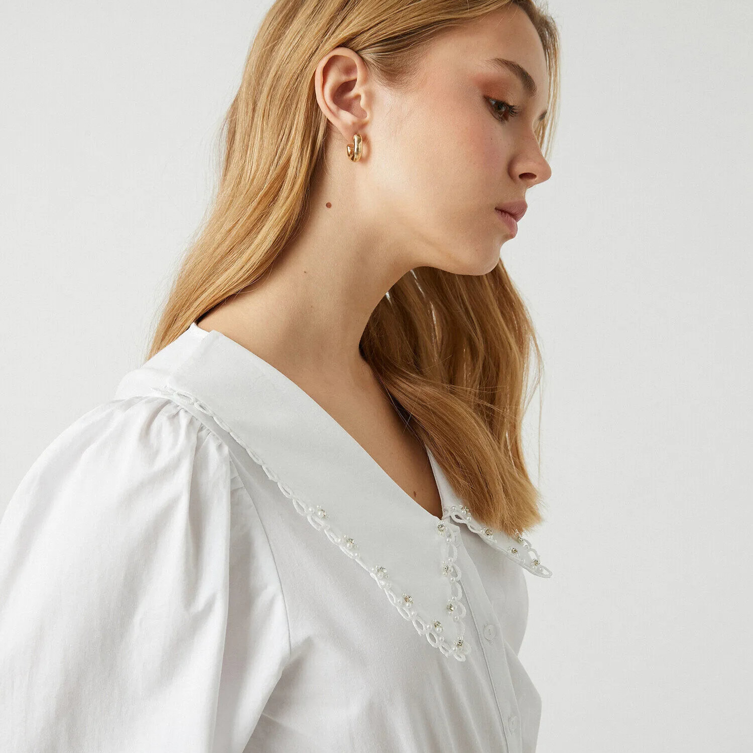 بلوزة بياقة بيتر بان وأكمام بالون باللون الأبيض للنساء من كوتون-women-clothing-plussize-shirtsandblouses-blouses-image-4