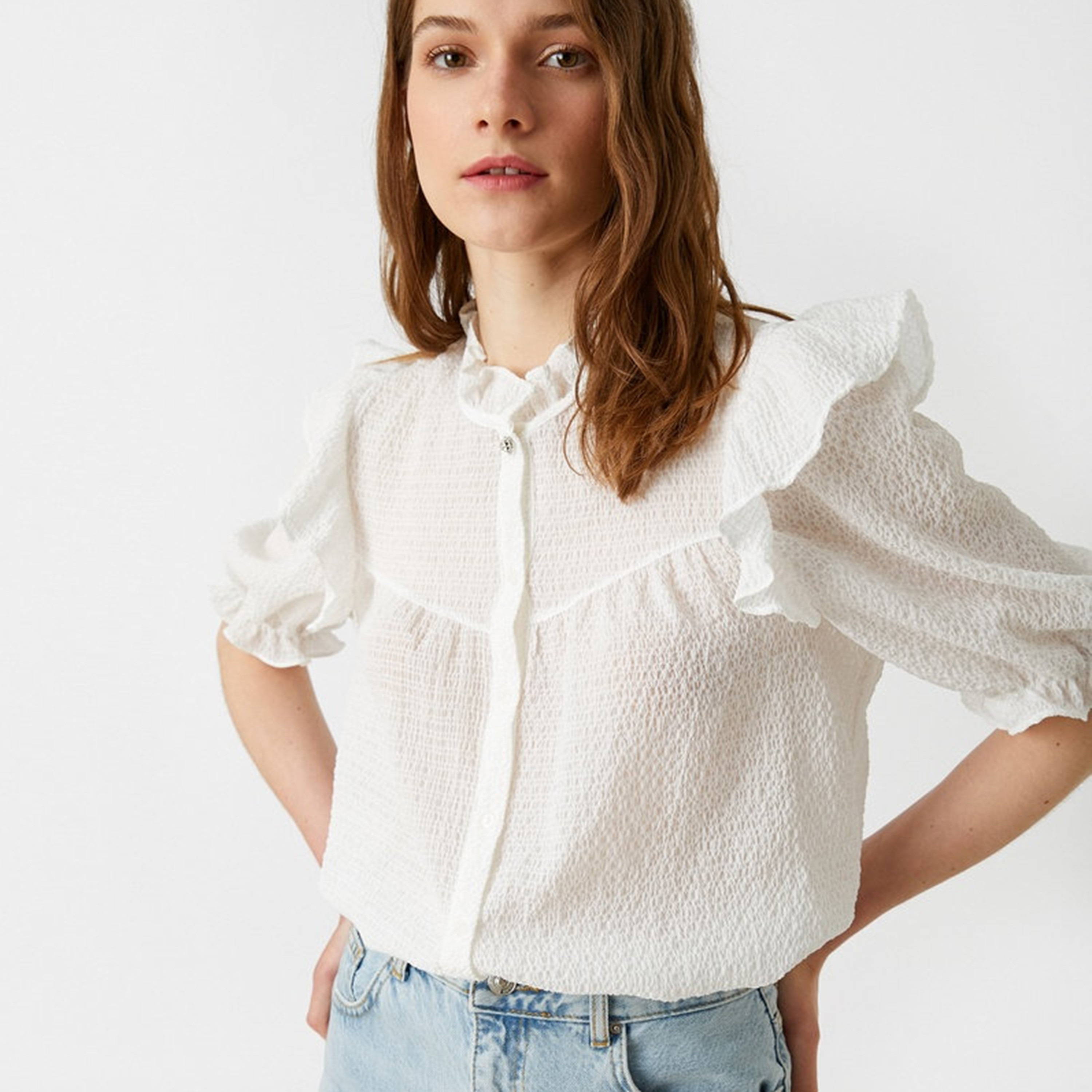 بلوزة بارزة الملمس بفتحة رقبة مكشكشة وأكمام منتفخة باللون الأبيض للنساء من كوتون-women-clothing-plussize-shirtsandblouses-blouses-image-2
