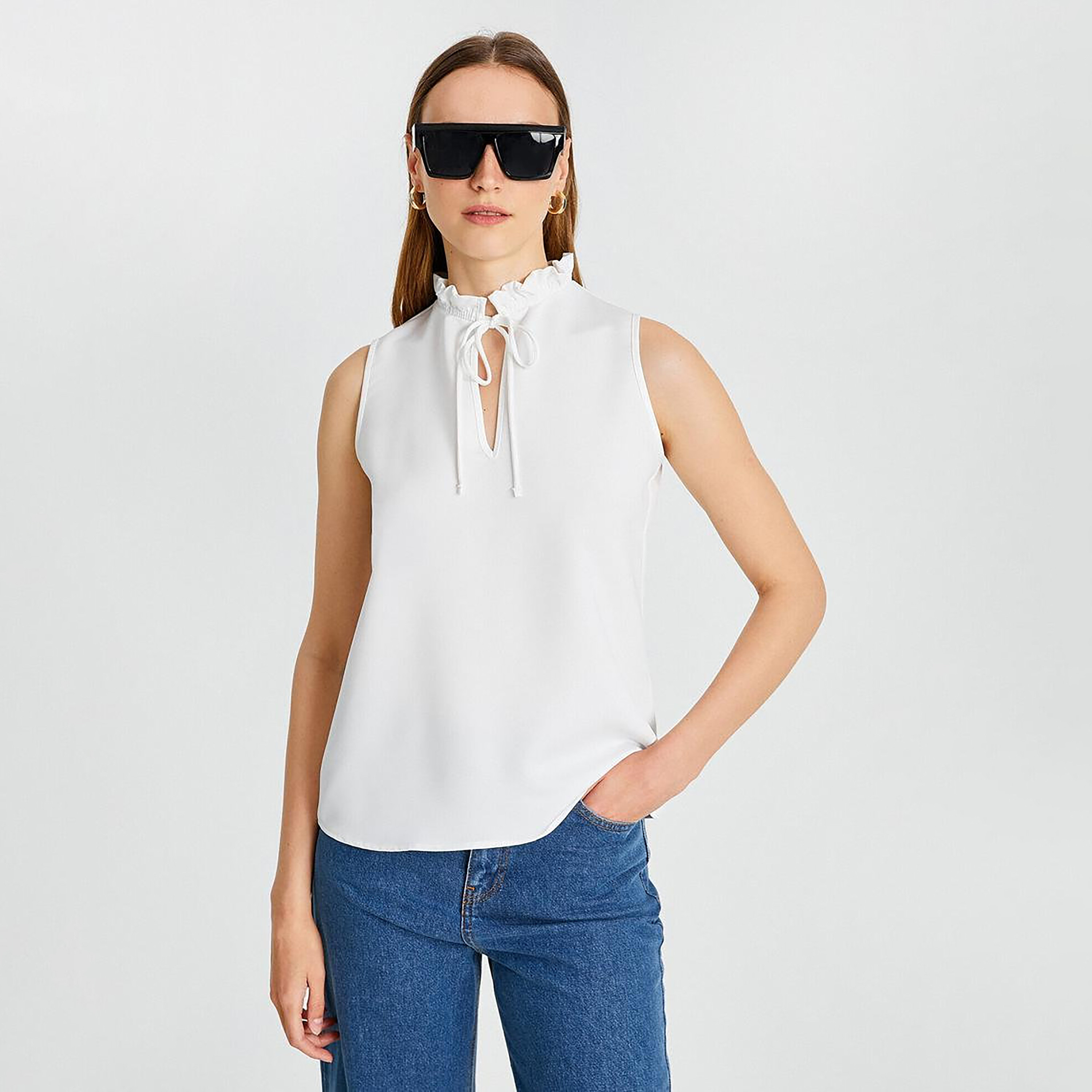 بلوزة بفتحة رقبة مكشكشة باللون الأبيض للنساء من كوتون-women-clothing-shirtsandblouses-blouses-image-1
