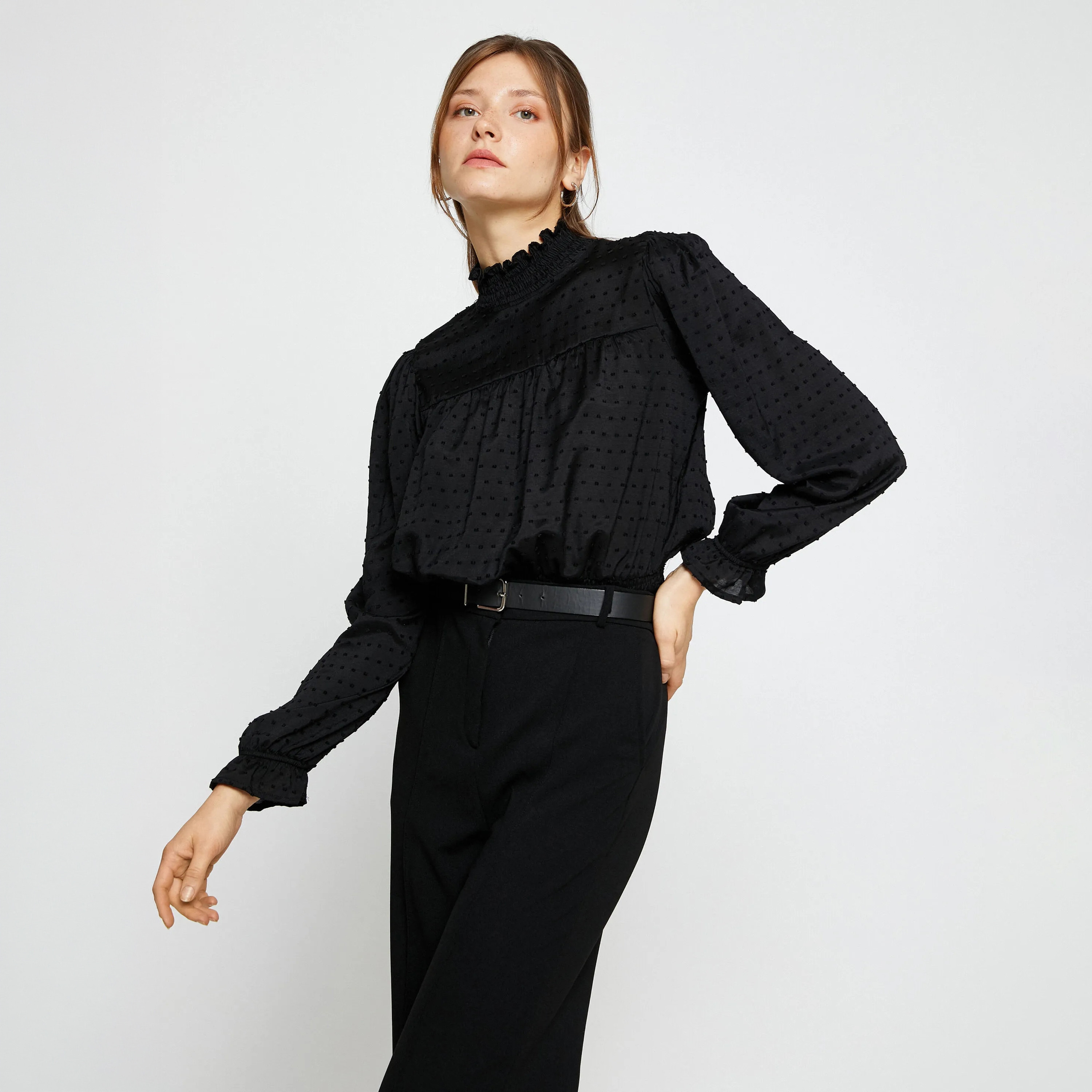 بلوزة دوبي بفتحة رقبة مكشكشة باللون الأسود للنساء من كوتون-women-clothing-plussize-shirtsandblouses-blouses-image-2