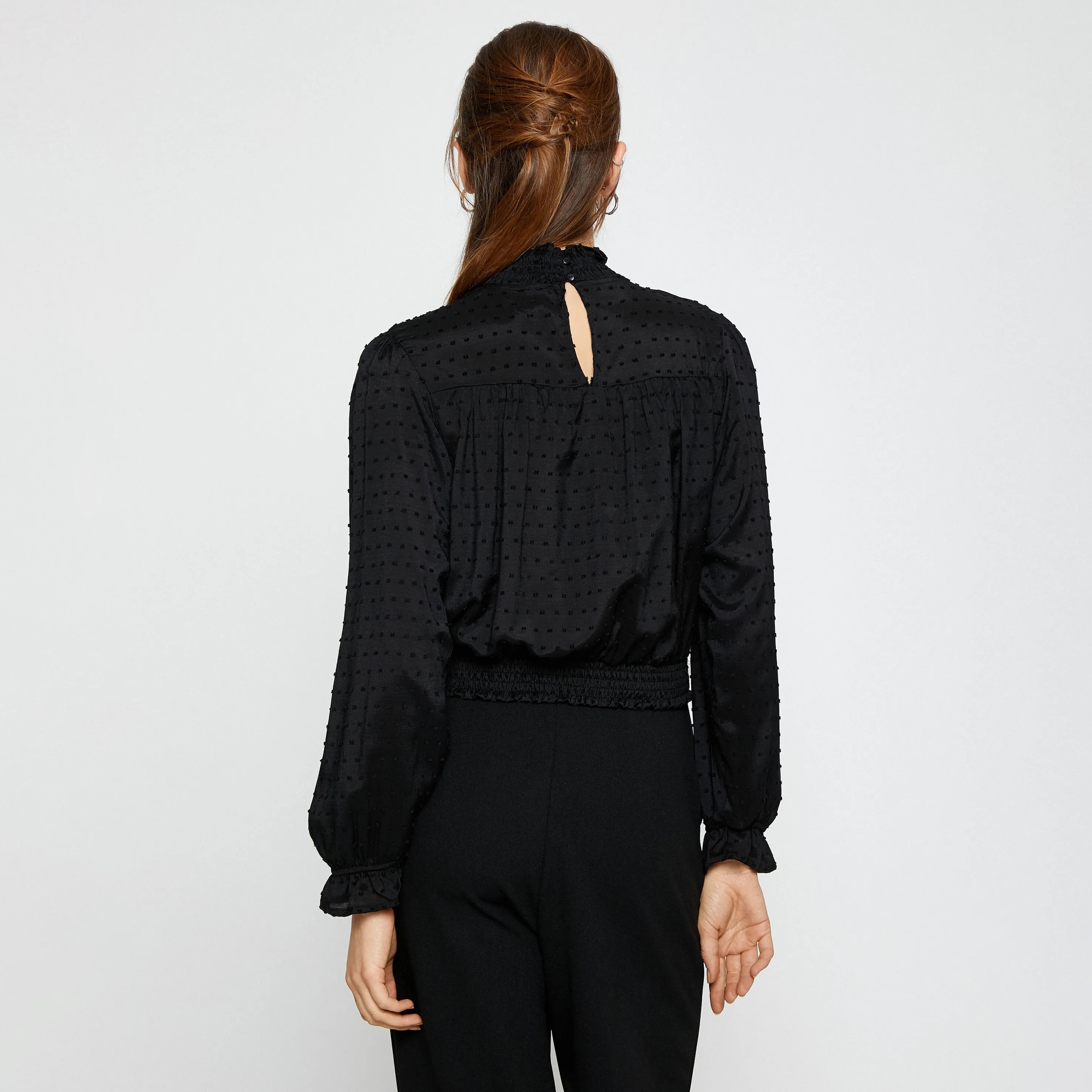 بلوزة دوبي بفتحة رقبة مكشكشة باللون الأسود للنساء من كوتون-women-clothing-plussize-shirtsandblouses-blouses-image-3