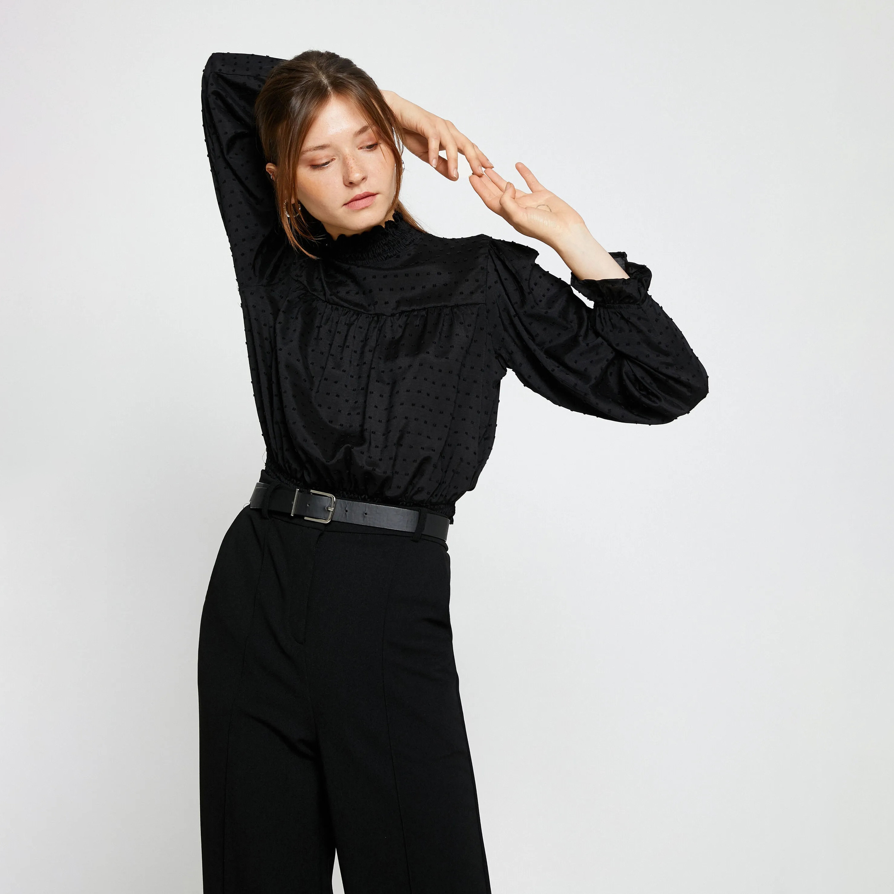 بلوزة دوبي بفتحة رقبة مكشكشة باللون الأسود للنساء من كوتون-women-clothing-plussize-shirtsandblouses-blouses-image-4