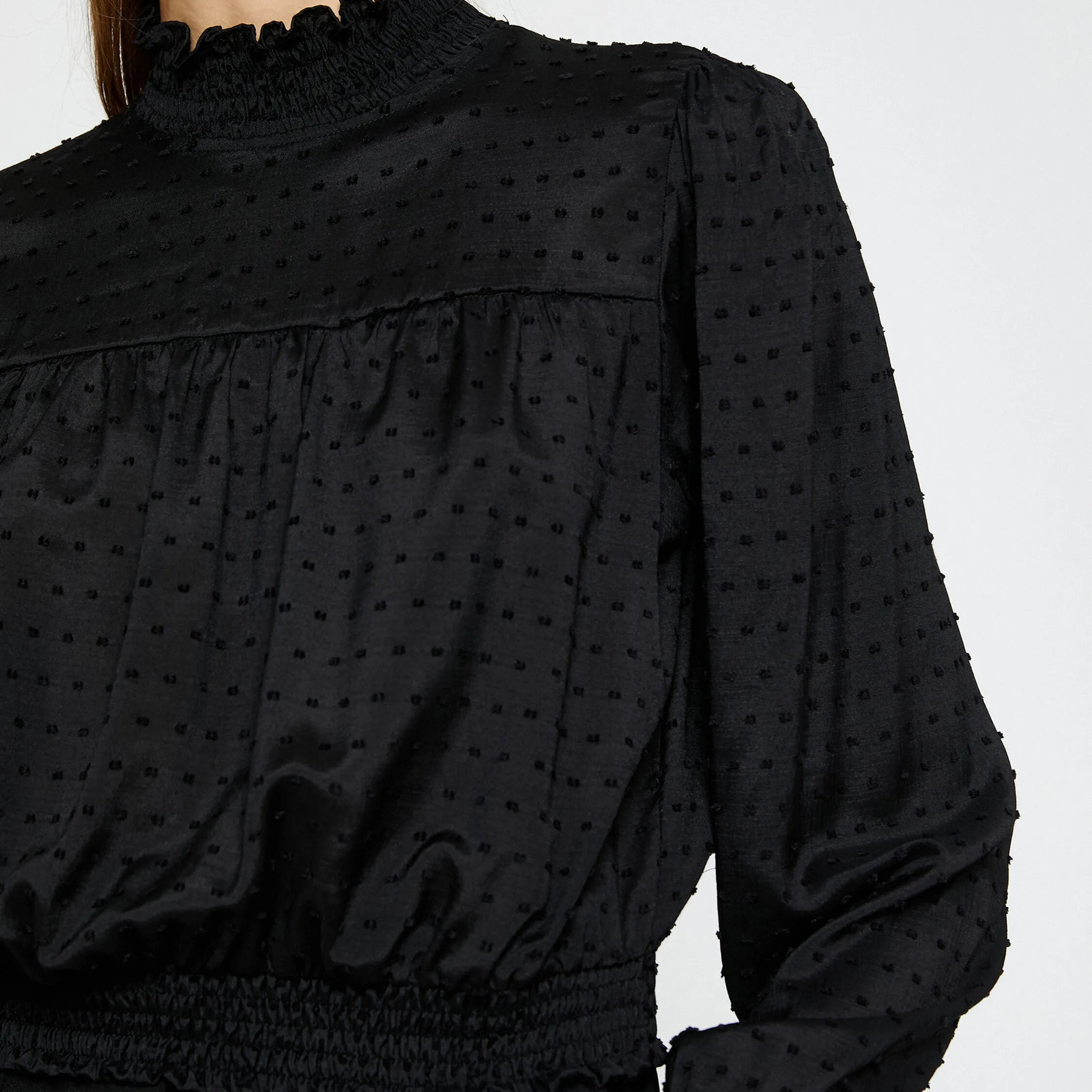 بلوزة دوبي بفتحة رقبة مكشكشة باللون الأسود للنساء من كوتون-women-clothing-plussize-shirtsandblouses-blouses-image-5