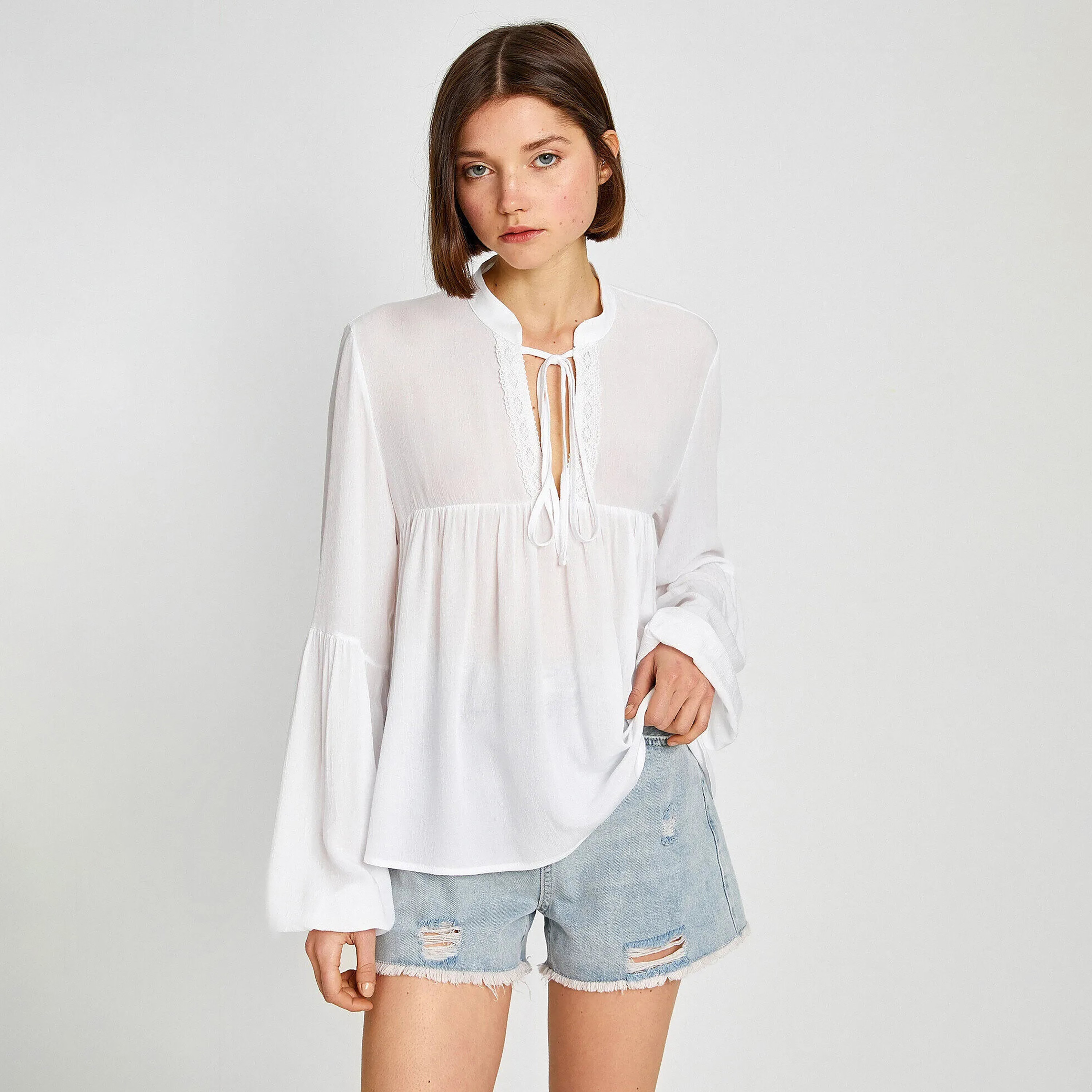 بلوزة بأكمام جرس وفتحة رقبة برباط وتفاصيل مجمعة باللون الأبيض للنساء من كوتون-women-clothing-shirtsandblouses-blouses-image-1