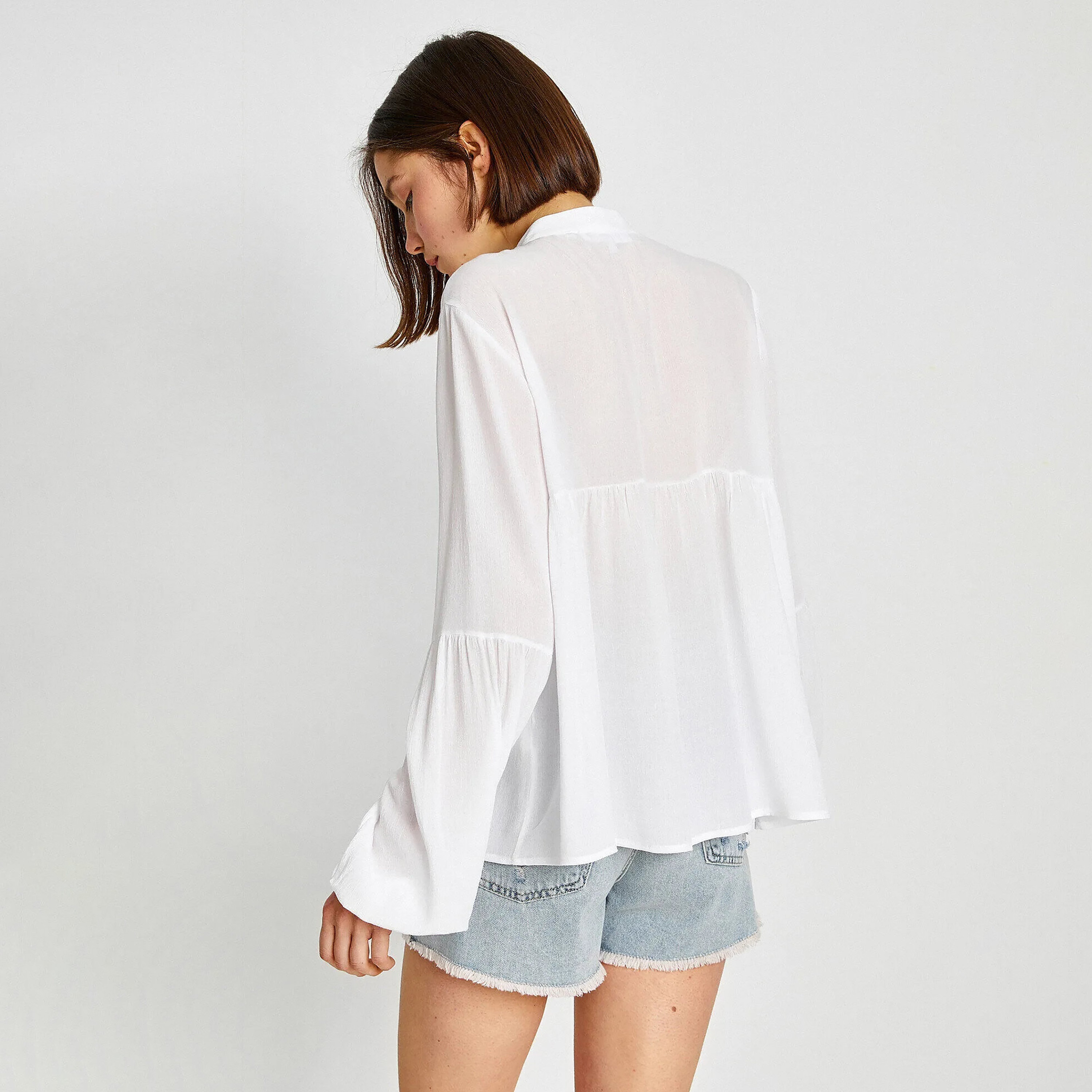 بلوزة بأكمام جرس وفتحة رقبة برباط وتفاصيل مجمعة باللون الأبيض للنساء من كوتون-women-clothing-shirtsandblouses-blouses-image-3