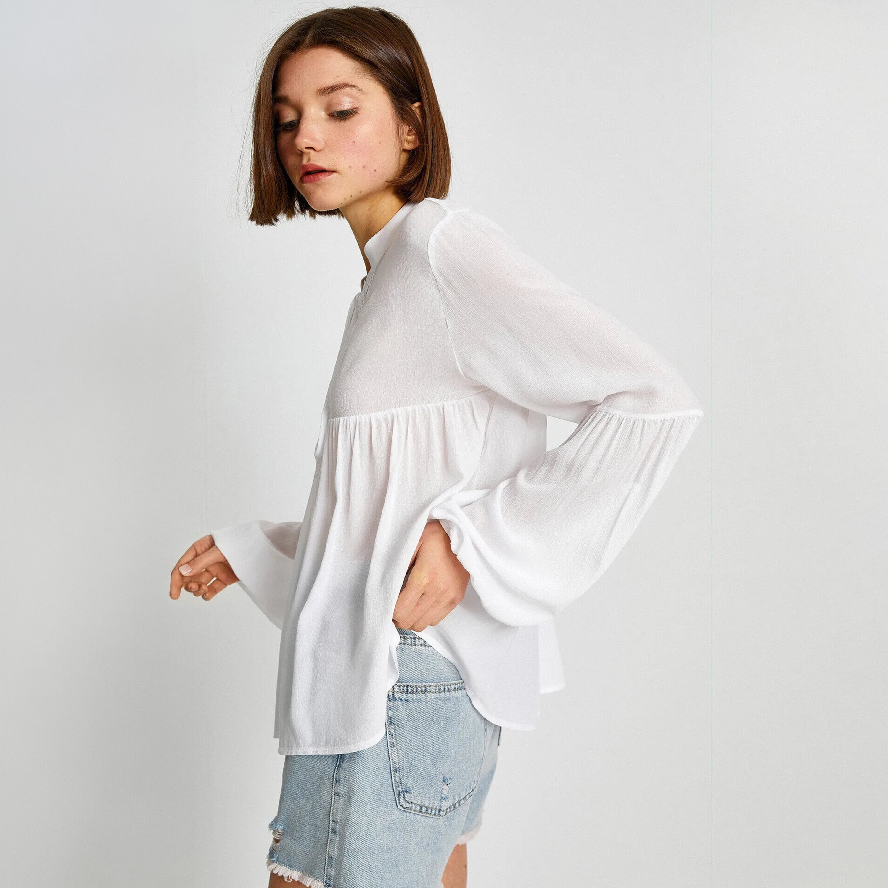 بلوزة بأكمام جرس وفتحة رقبة برباط وتفاصيل مجمعة باللون الأبيض للنساء من كوتون-women-clothing-shirtsandblouses-blouses-image-4