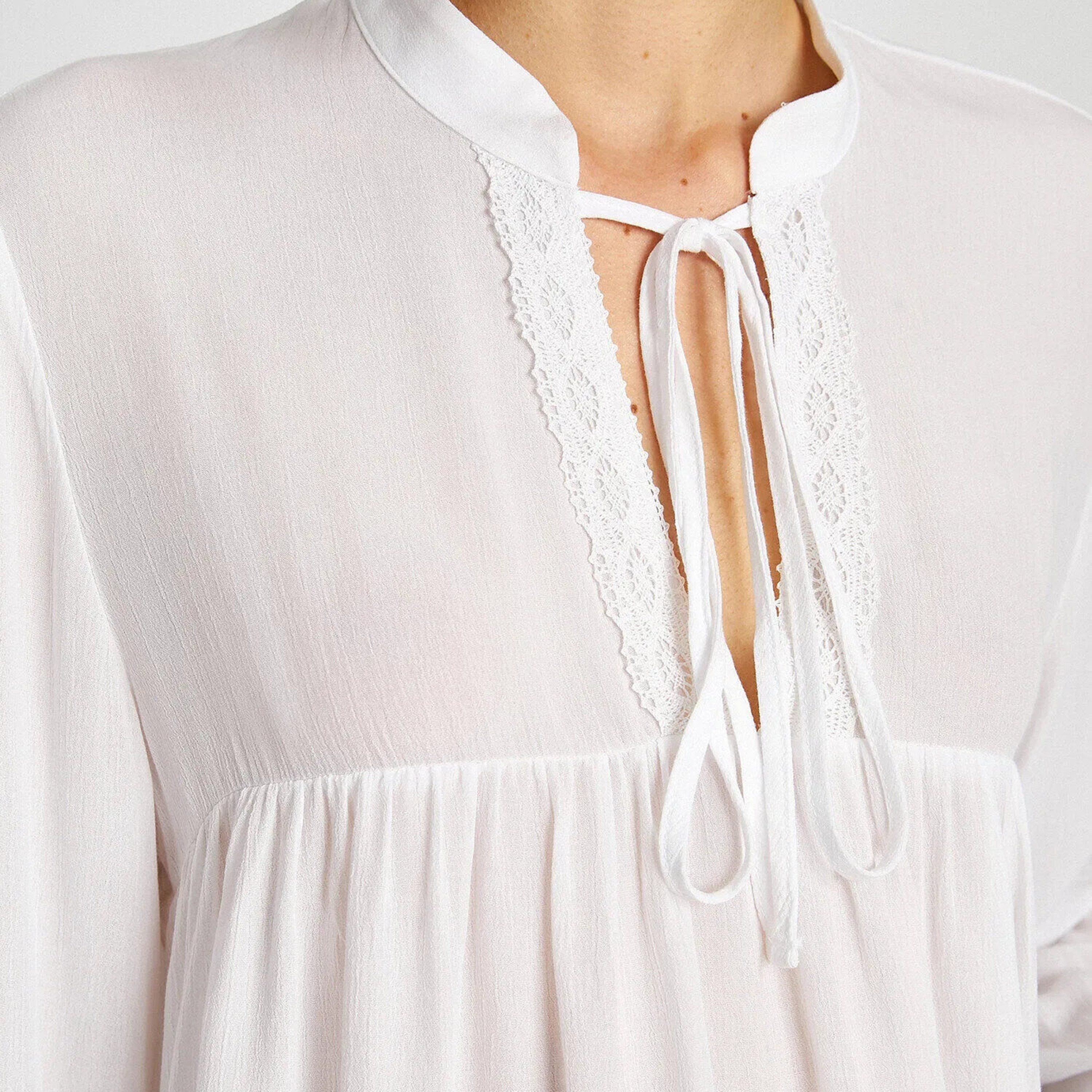 بلوزة بأكمام جرس وفتحة رقبة برباط وتفاصيل مجمعة باللون الأبيض للنساء من كوتون-women-clothing-shirtsandblouses-blouses-image-5
