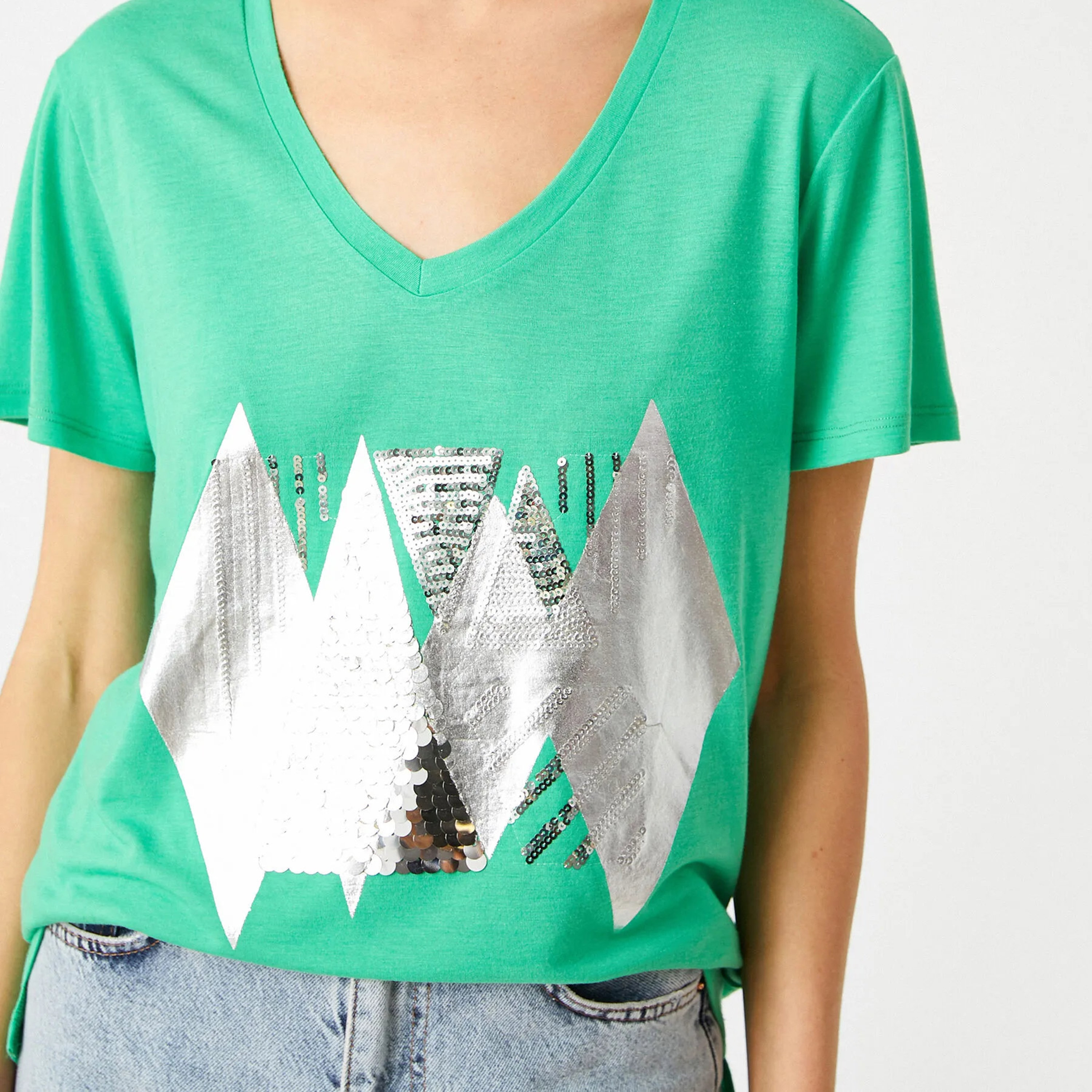 تيشرت مزين بالترتر وجرافيك باللون الأخضر للنساء من كوتون-women-clothing-tshirts-image-4