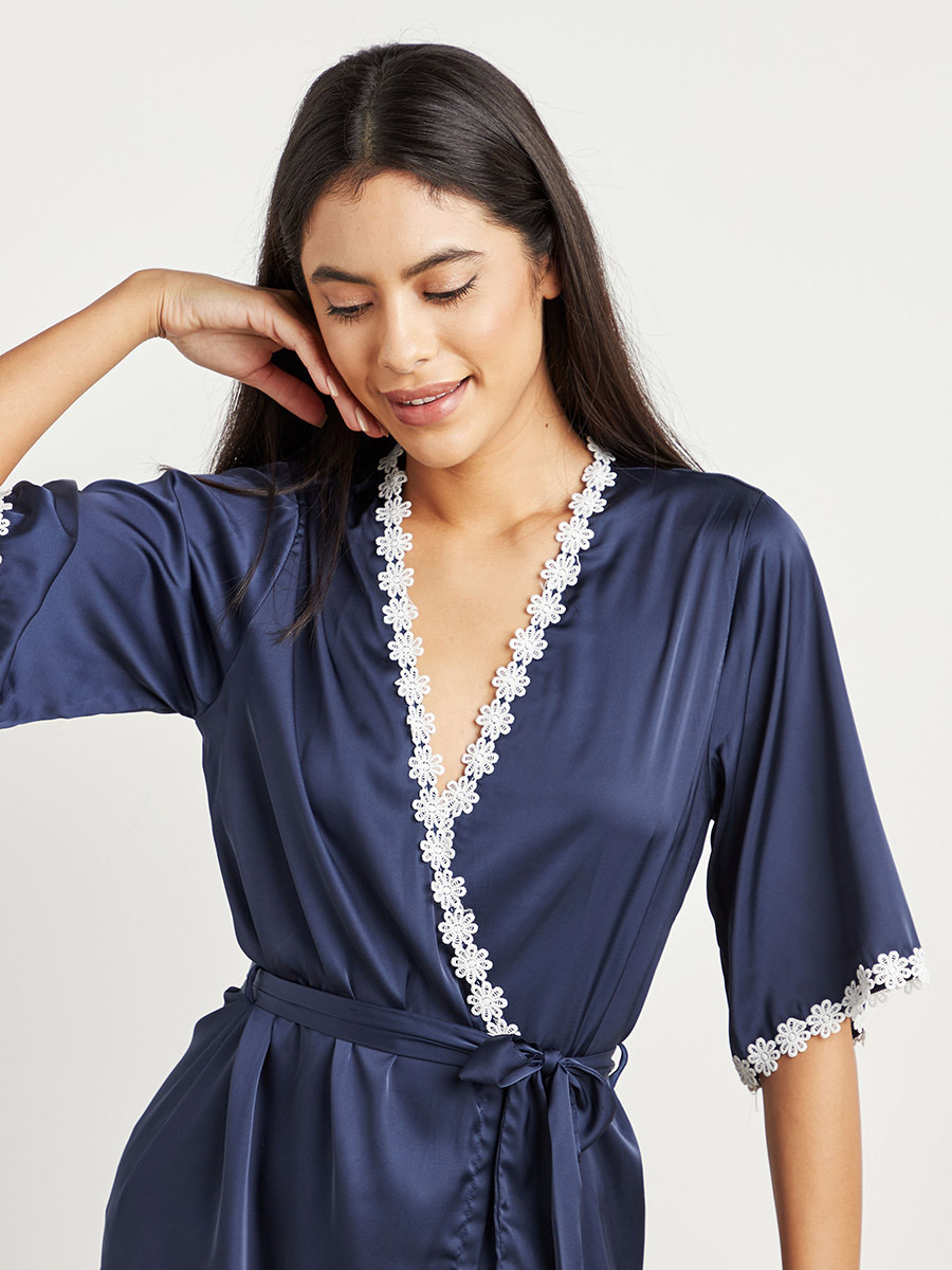 روب ساتان مزين بأزهار كروشيه من ستايلي-women-clothing-nightwear-robes-image-2