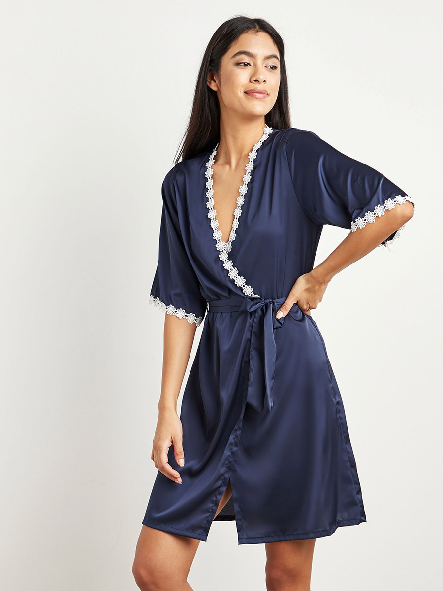 روب ساتان مزين بأزهار كروشيه من ستايلي-women-clothing-nightwear-robes-image-3